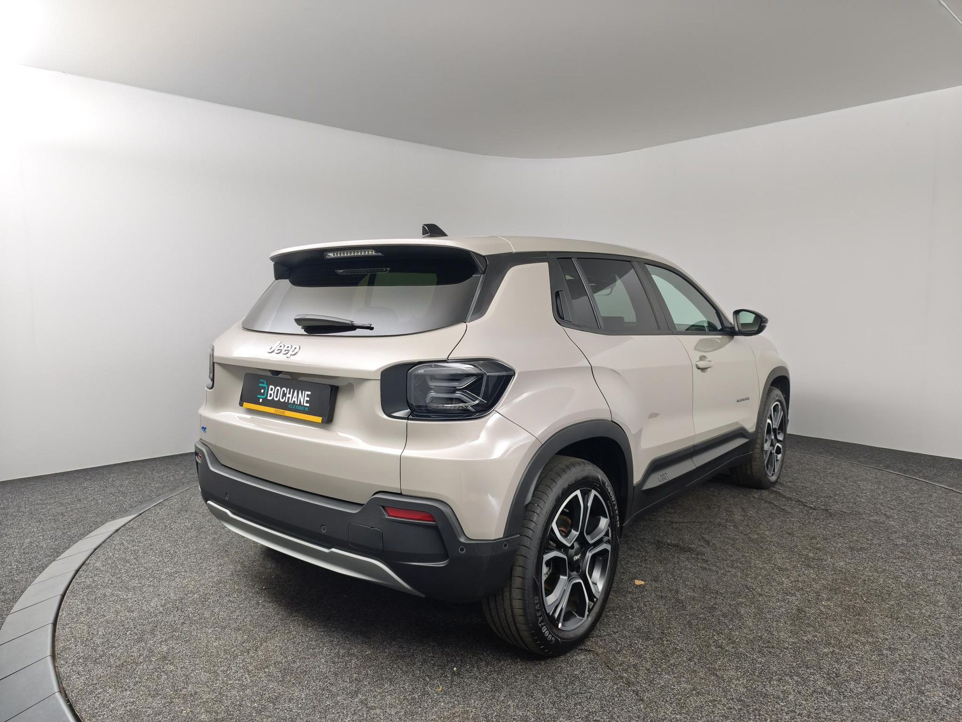 Jeep Avenger met kenteken KPV-35-D – achteraanzicht