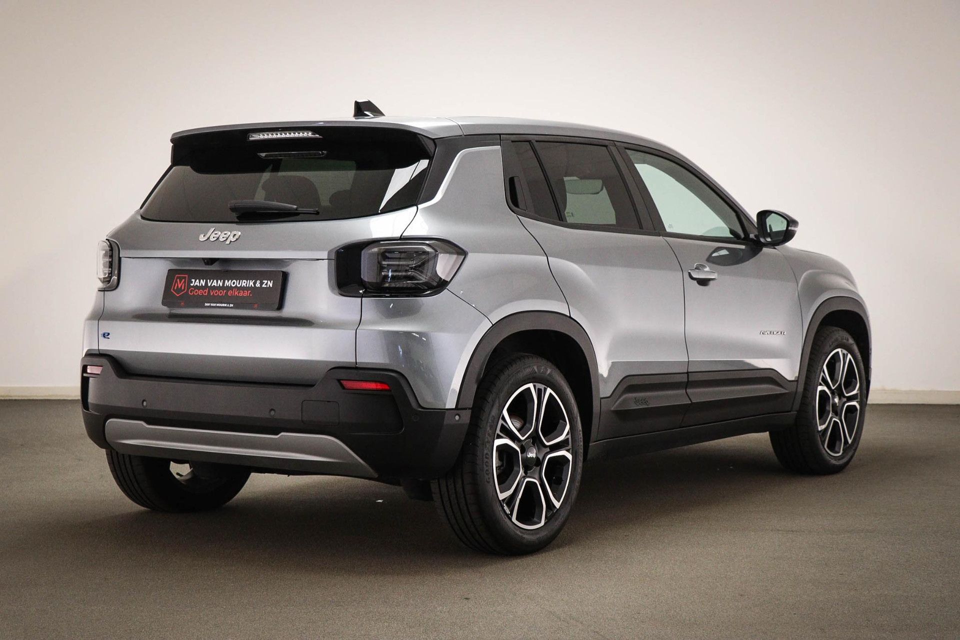 Jeep Avenger met kenteken KLP-16-P – achteraanzicht