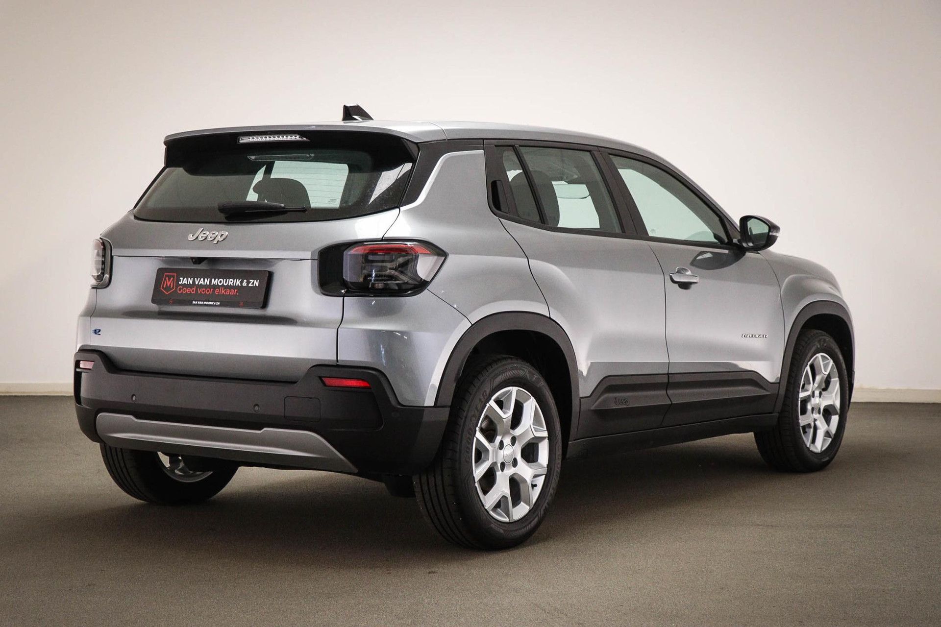 Jeep Avenger met kenteken KLZ-34-K – achteraanzicht