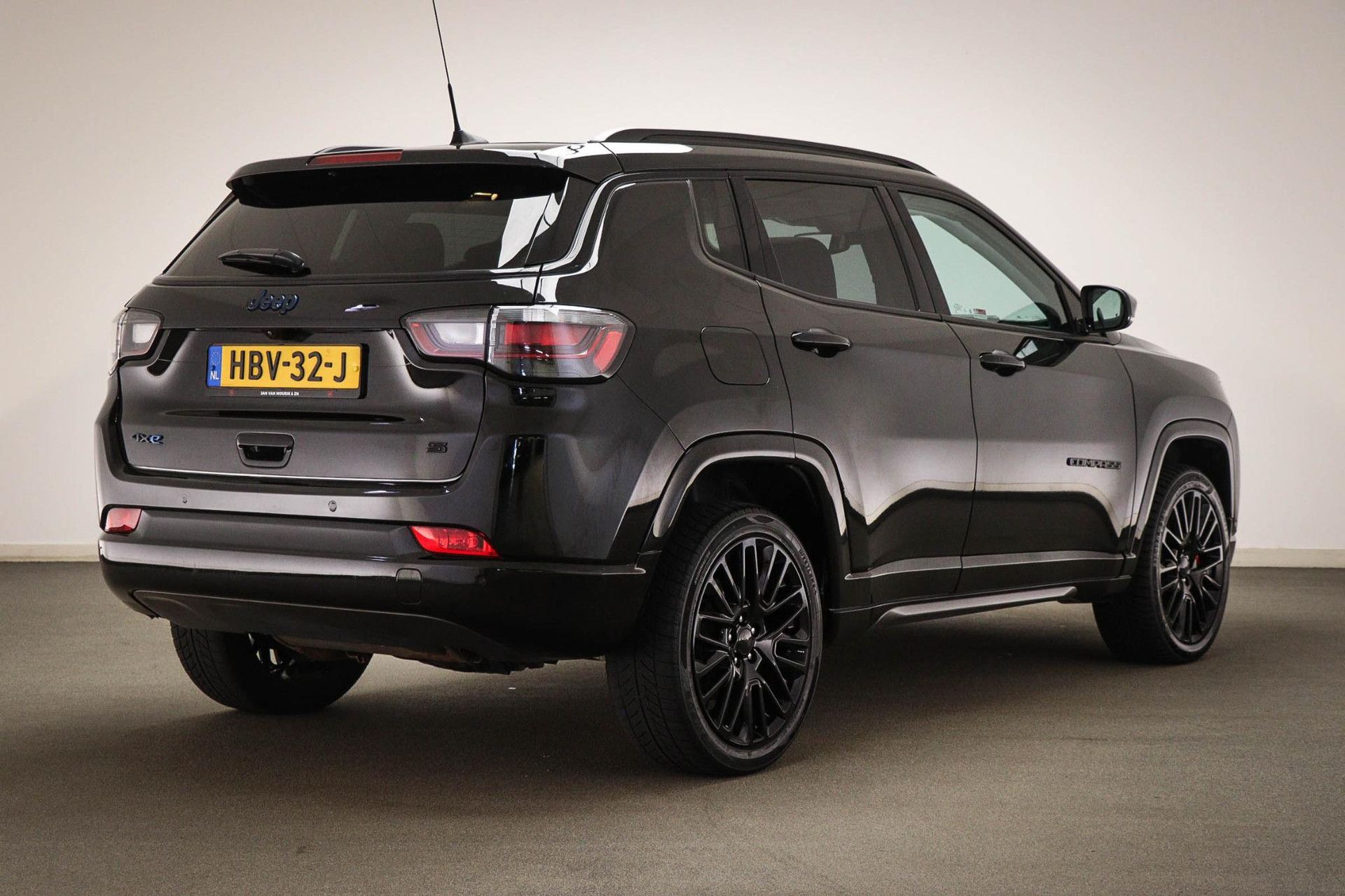 Jeep Compass met kenteken HBV-32-J – achteraanzicht