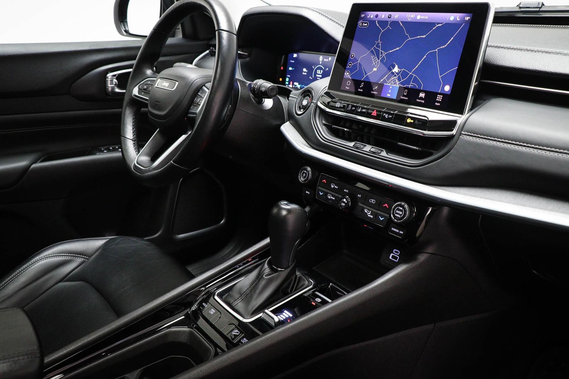 Jeep Compass met kenteken HBV-32-J – interieur