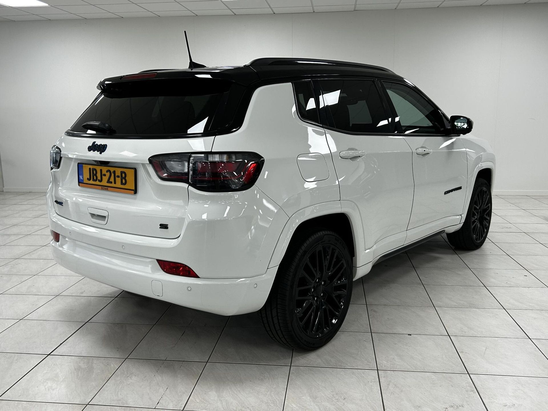 Jeep Compass met kenteken JBJ-21-B – achteraanzicht