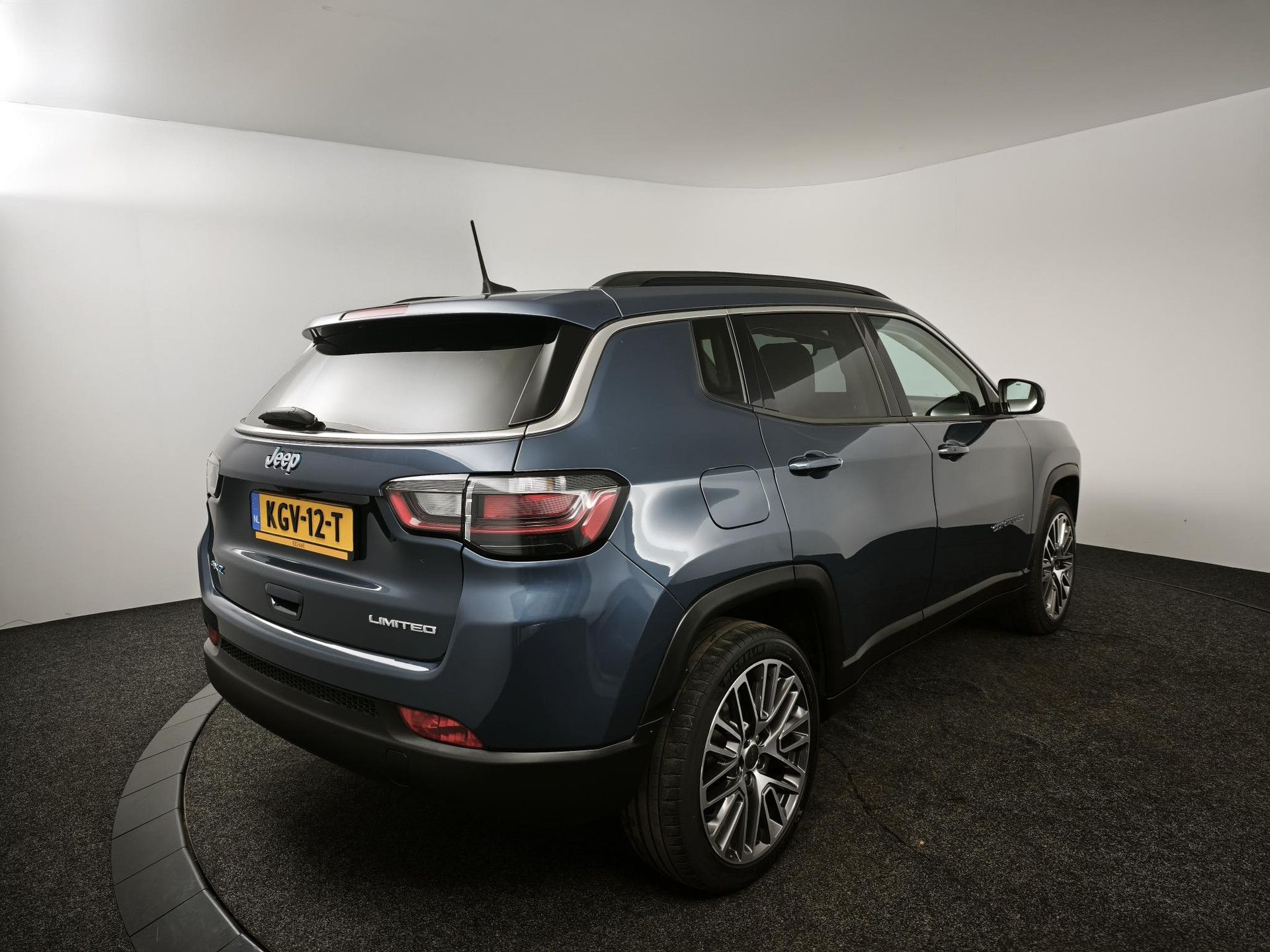 Jeep Compass met kenteken KGV-12-T – achteraanzicht