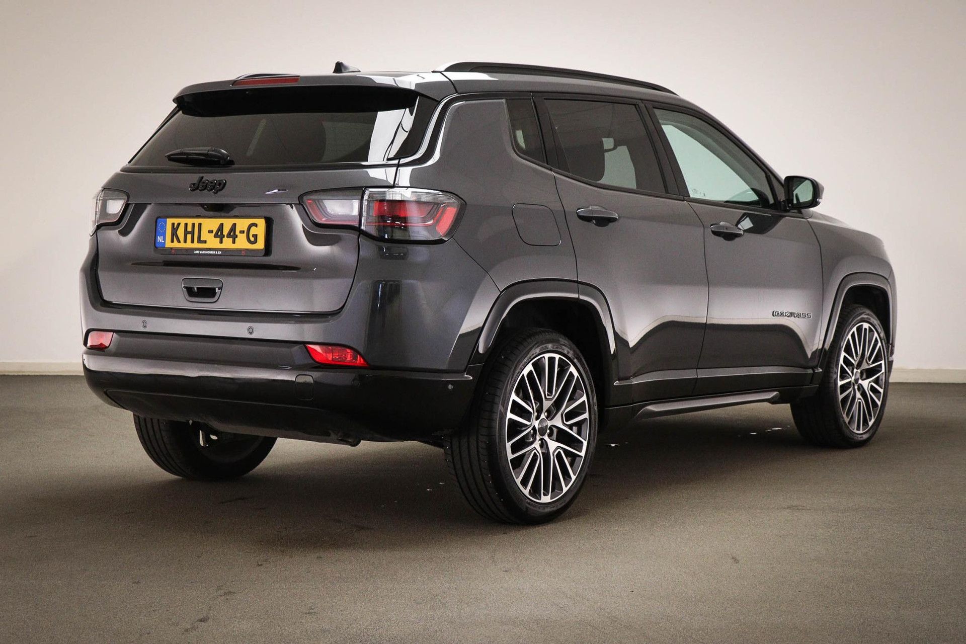 Jeep Compass met kenteken KHL-44-G – achteraanzicht