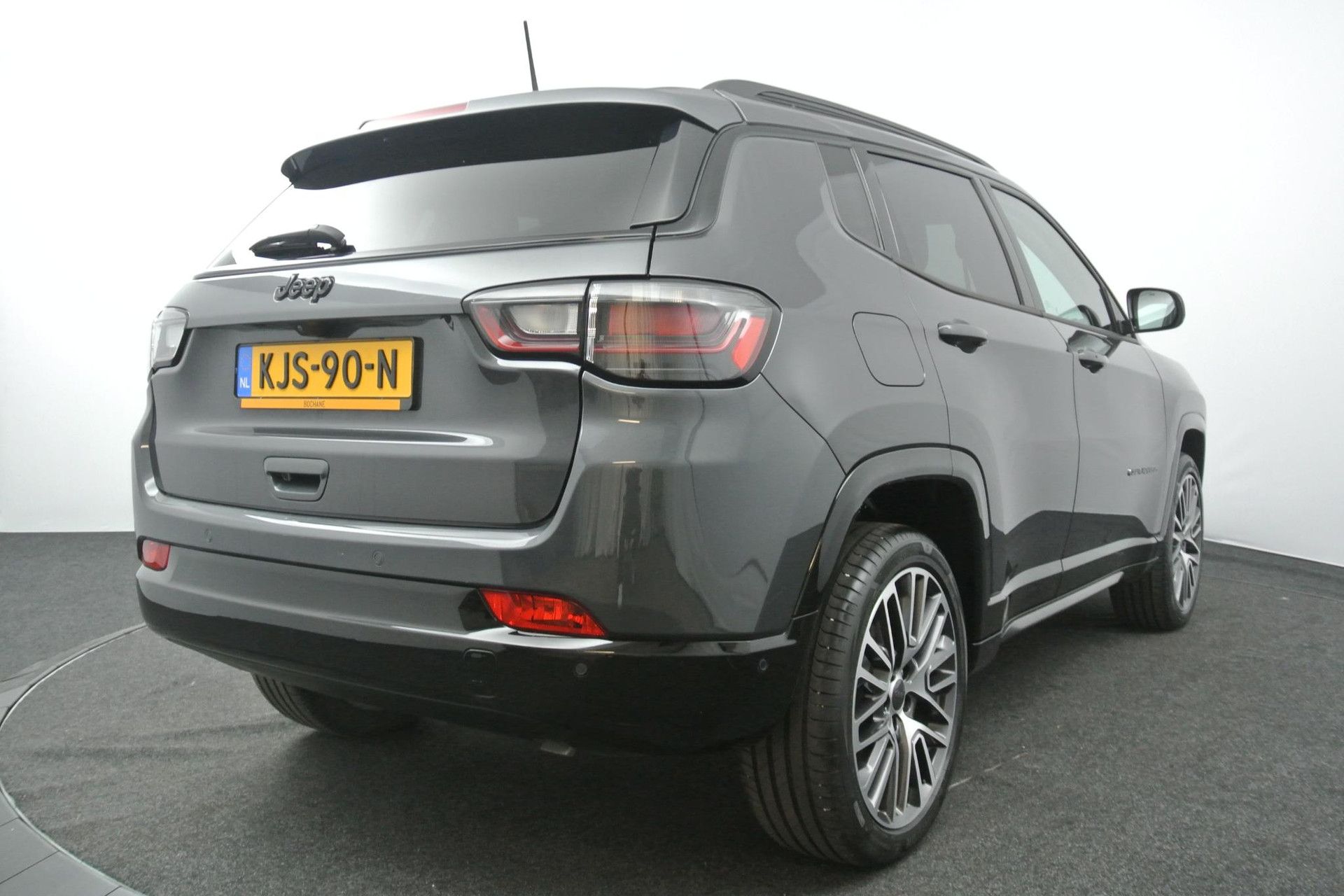 Jeep Compass met kenteken KJS-90-N – achteraanzicht