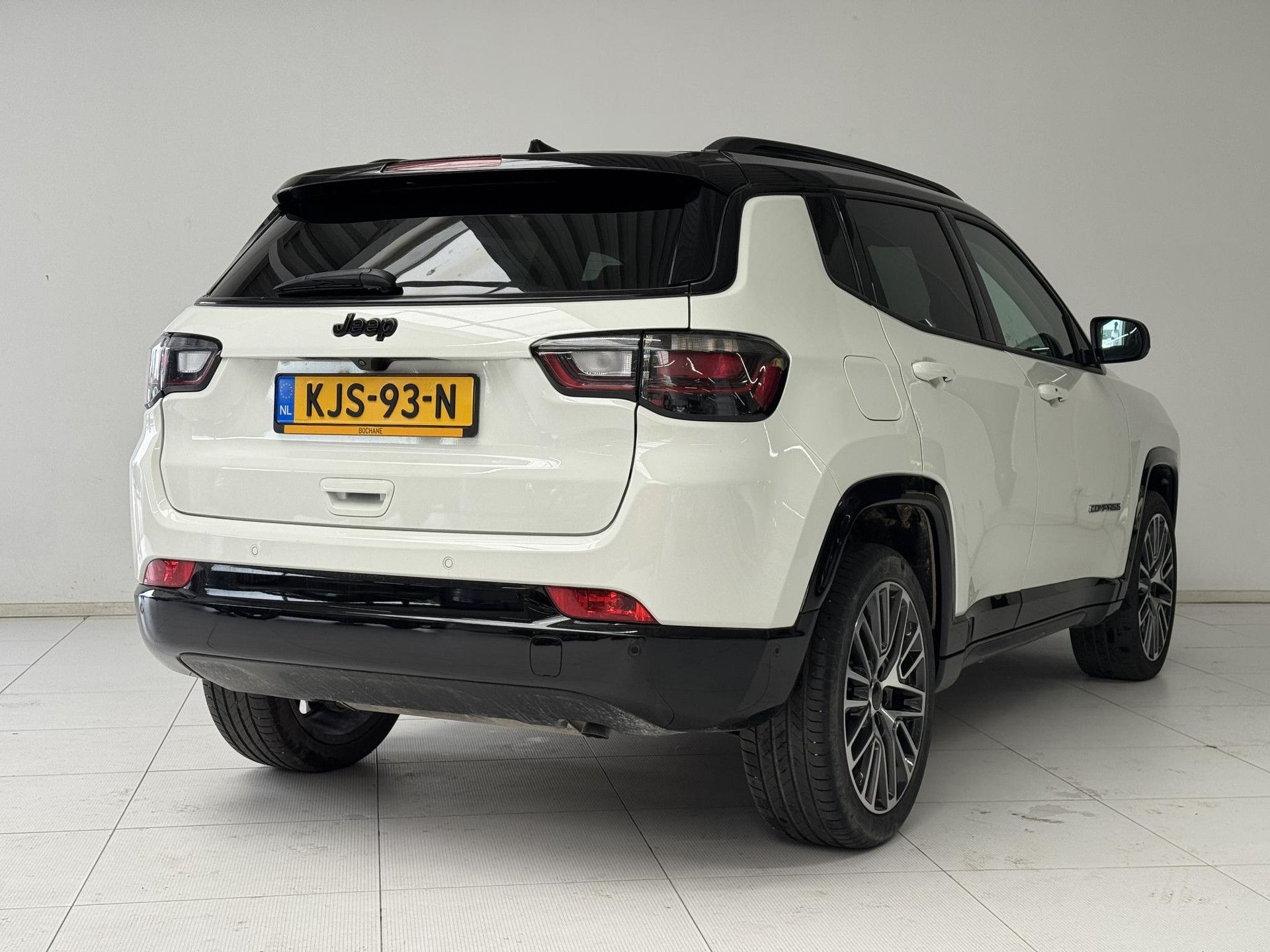 Jeep Compass met kenteken KJS-93-N – achteraanzicht