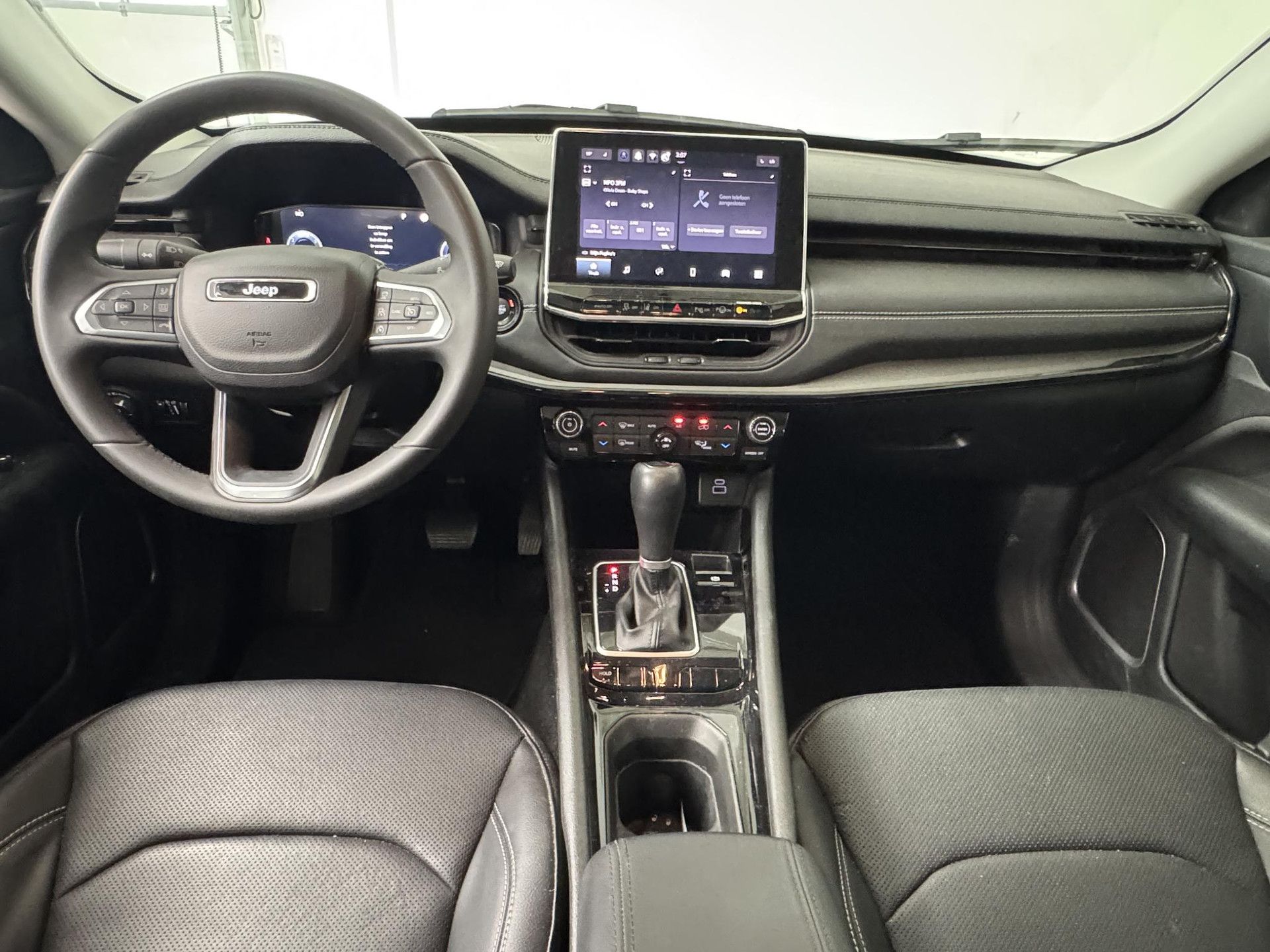 Jeep Compass met kenteken KJS-93-N – interieur