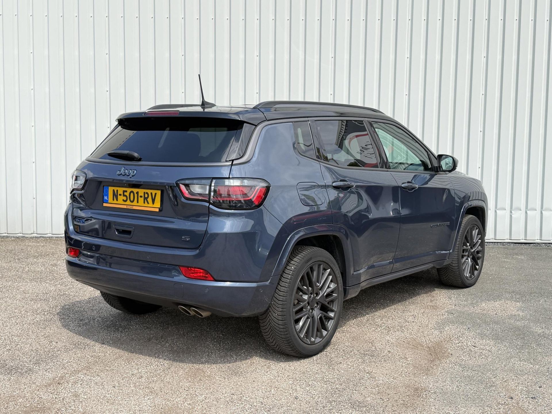 Jeep Compass met kenteken N-501-RV – achteraanzicht