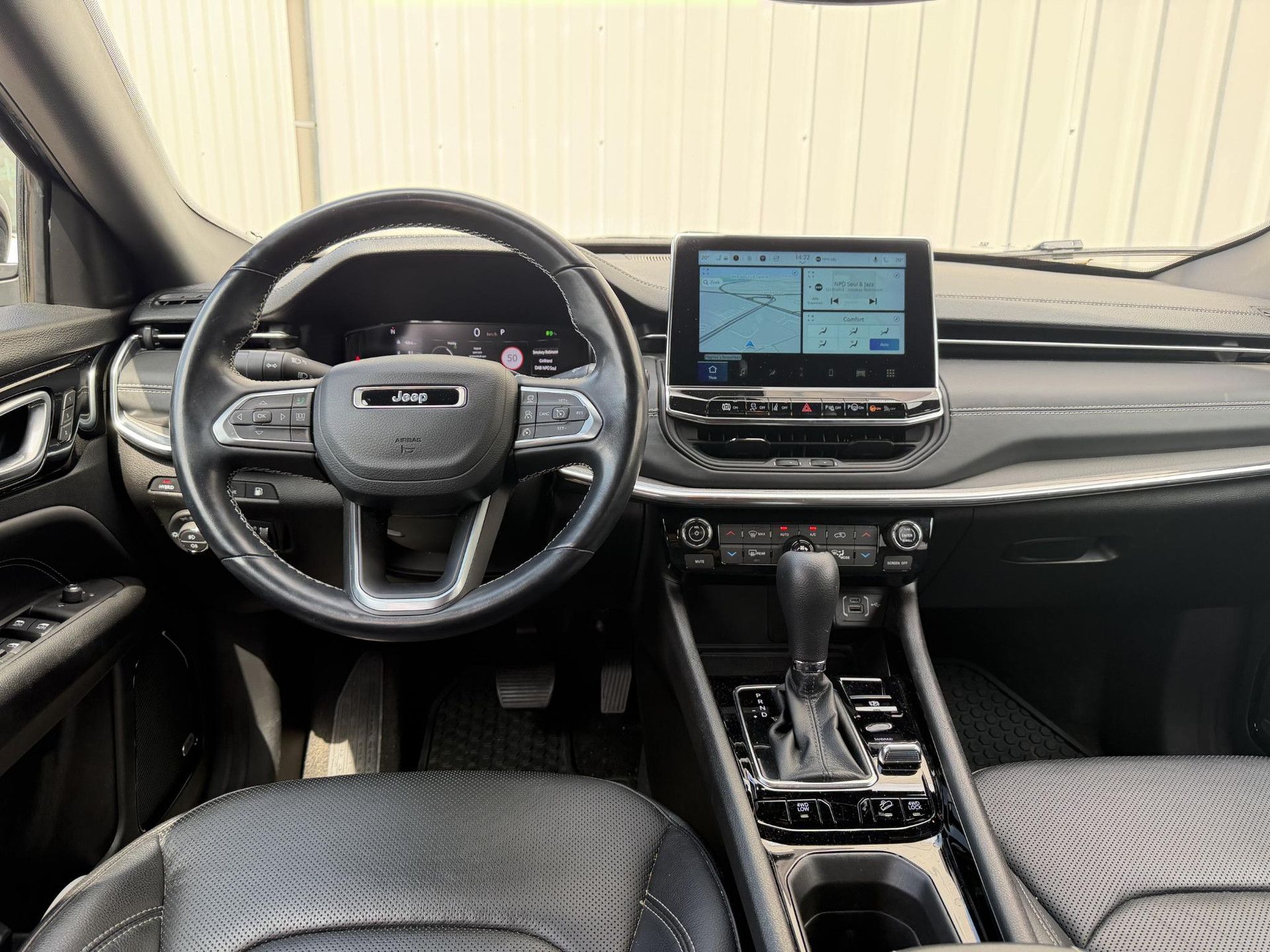 Jeep Compass met kenteken N-501-RV – interieur