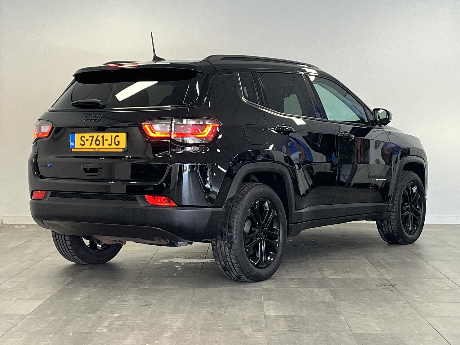 Jeep Compass met kenteken S-761-JG – achteraanzicht
