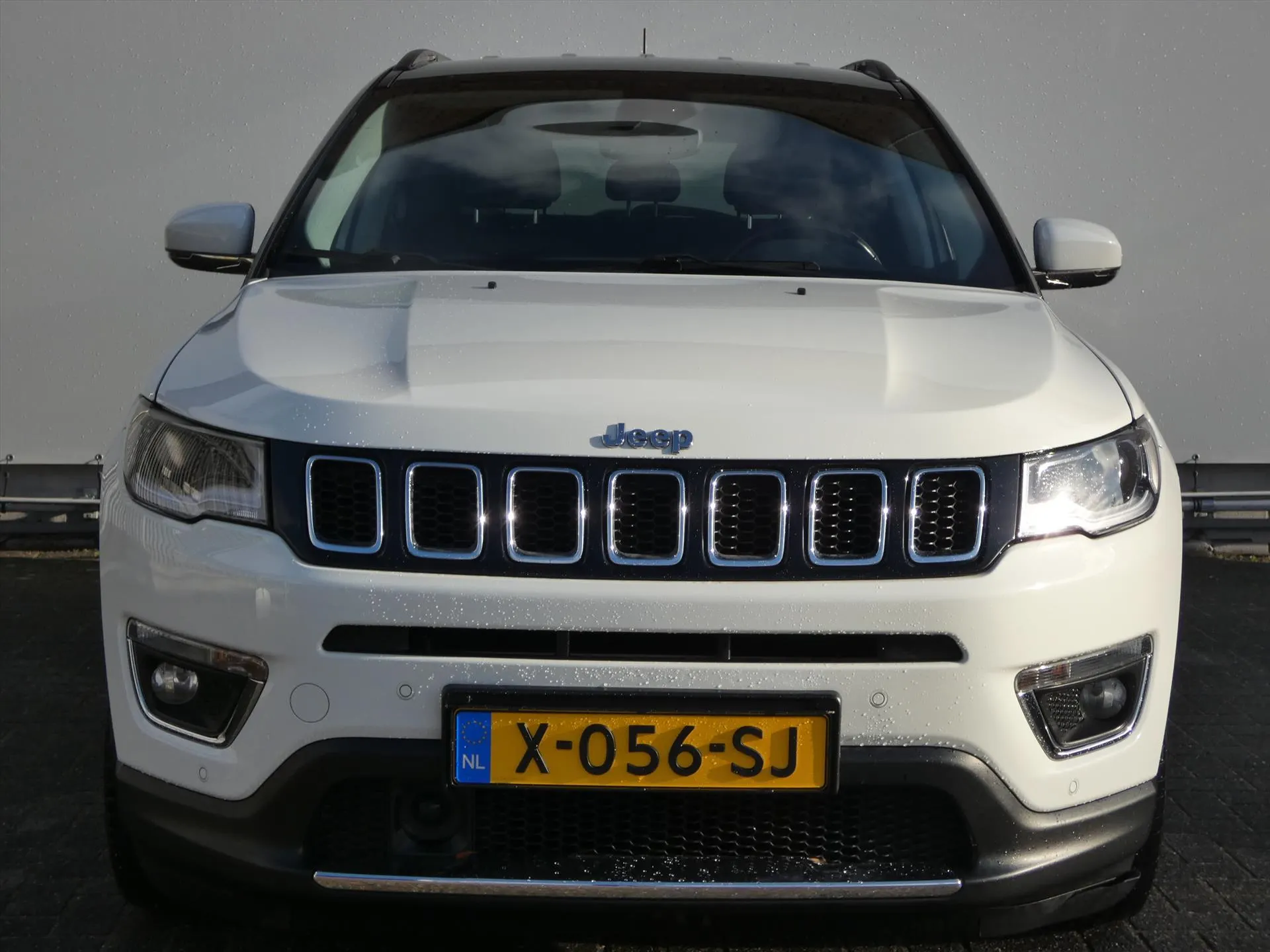 Jeep Compass met kenteken X-056-SJ – achteraanzicht