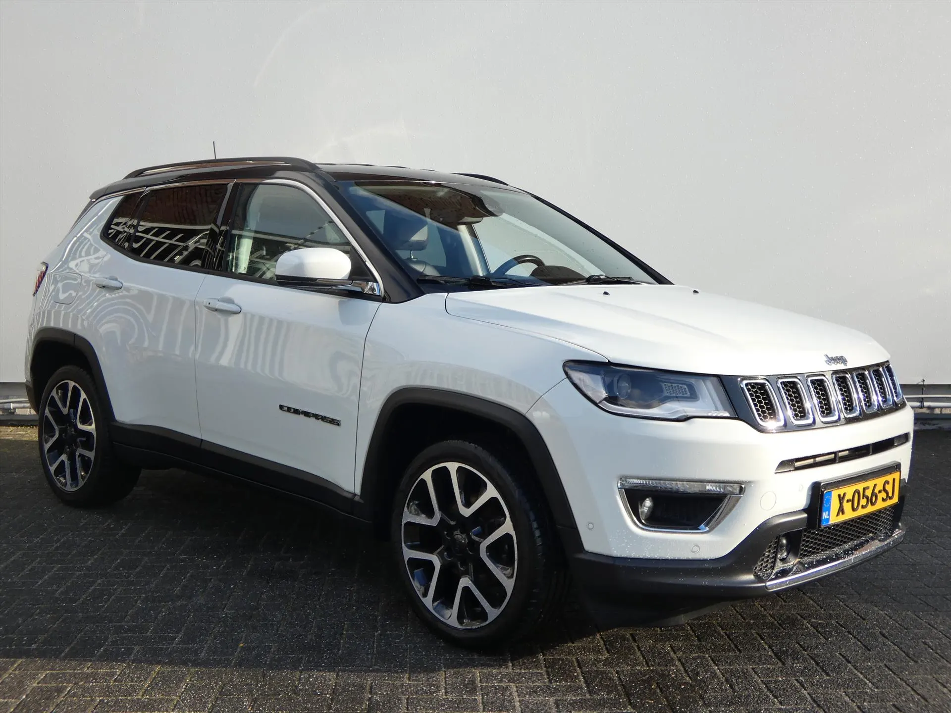 Jeep Compass met kenteken X-056-SJ – interieur