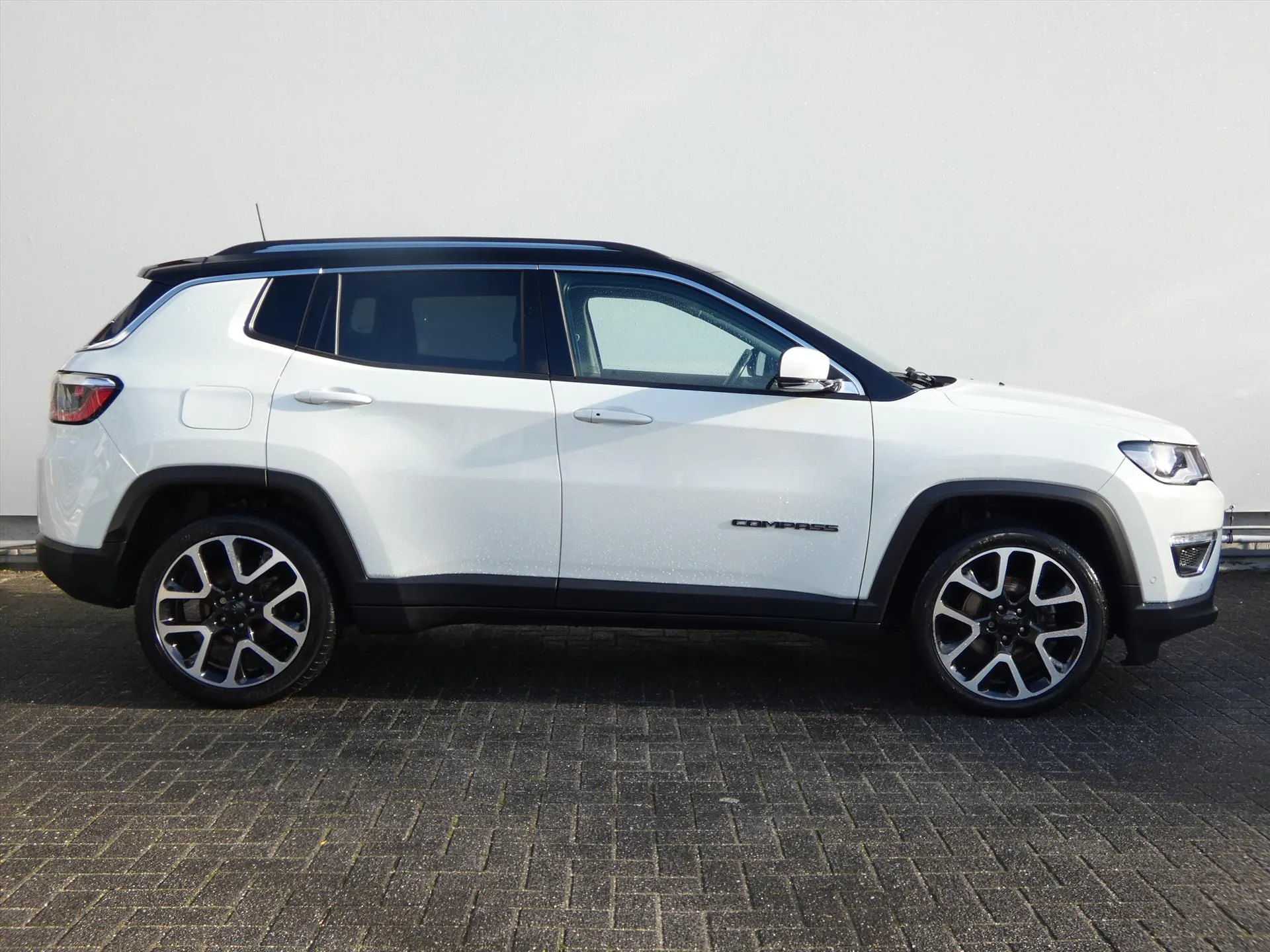 Jeep Compass met kenteken X-056-SJ – dashboard