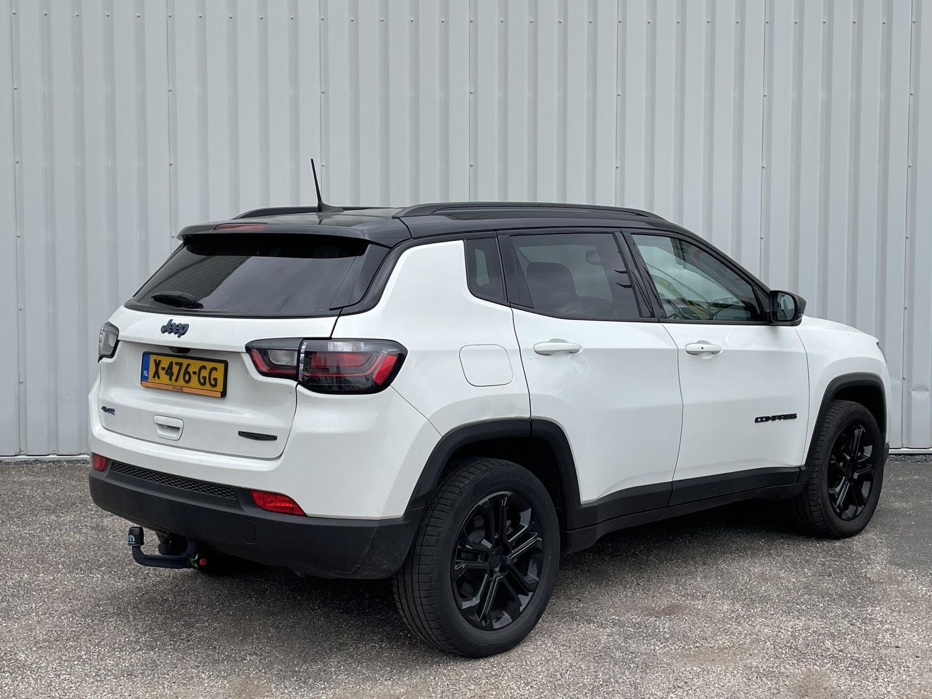 Jeep Compass met kenteken X-476-GG – achteraanzicht