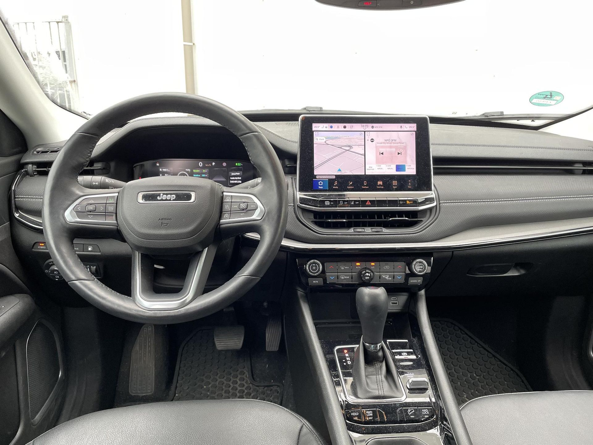 Jeep Compass met kenteken X-476-GG – interieur