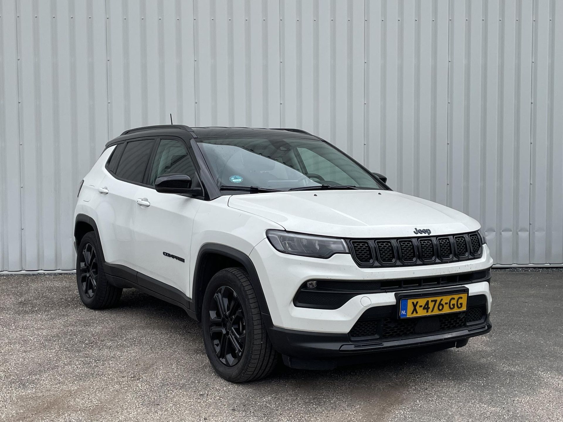 Jeep Compass met kenteken X-476-GG – detailfoto