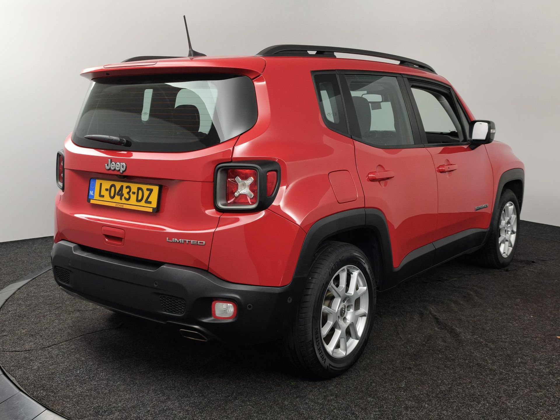 Jeep Renegade met kenteken L-043-DZ – achteraanzicht