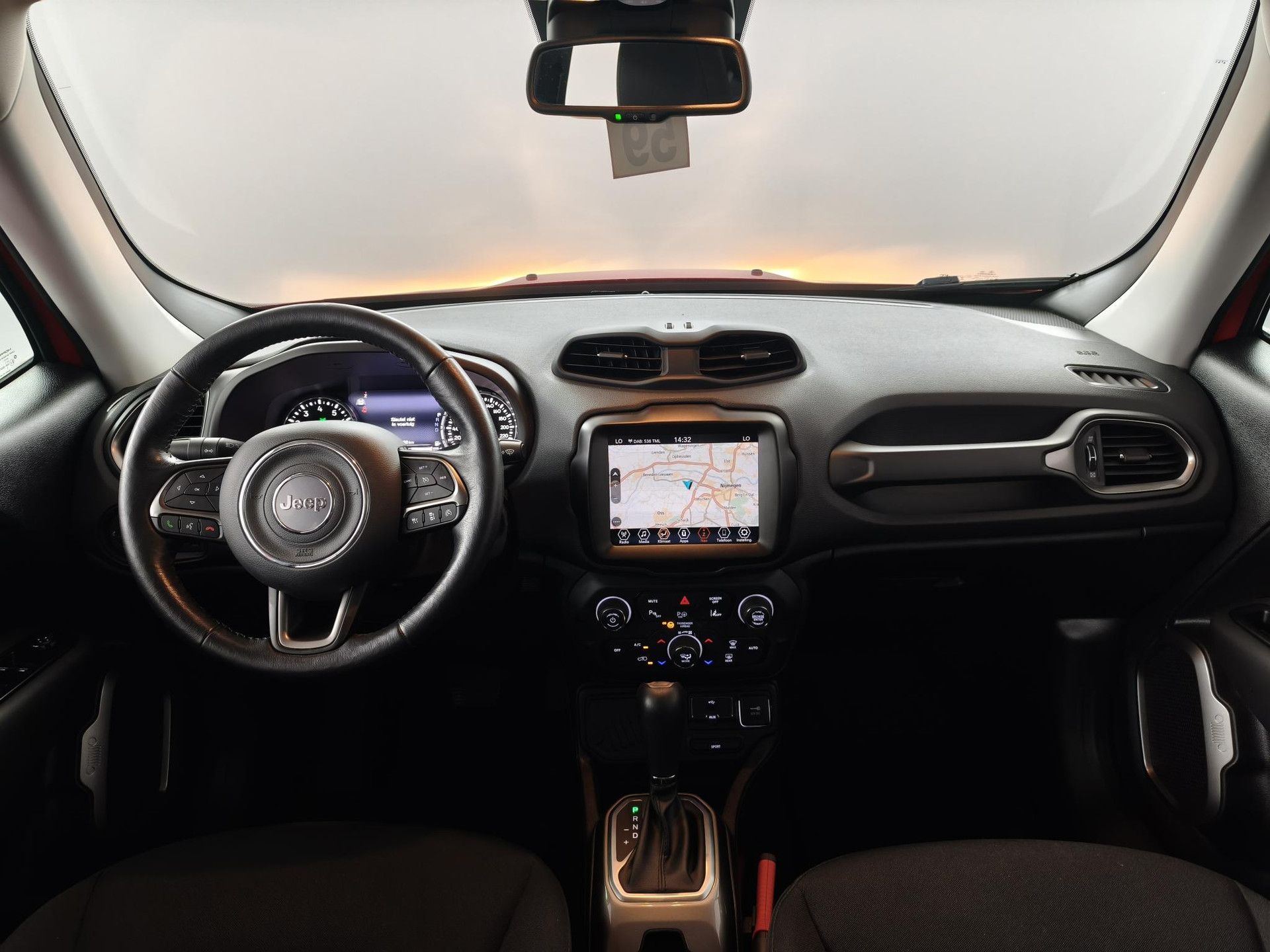 Jeep Renegade met kenteken L-043-DZ – interieur