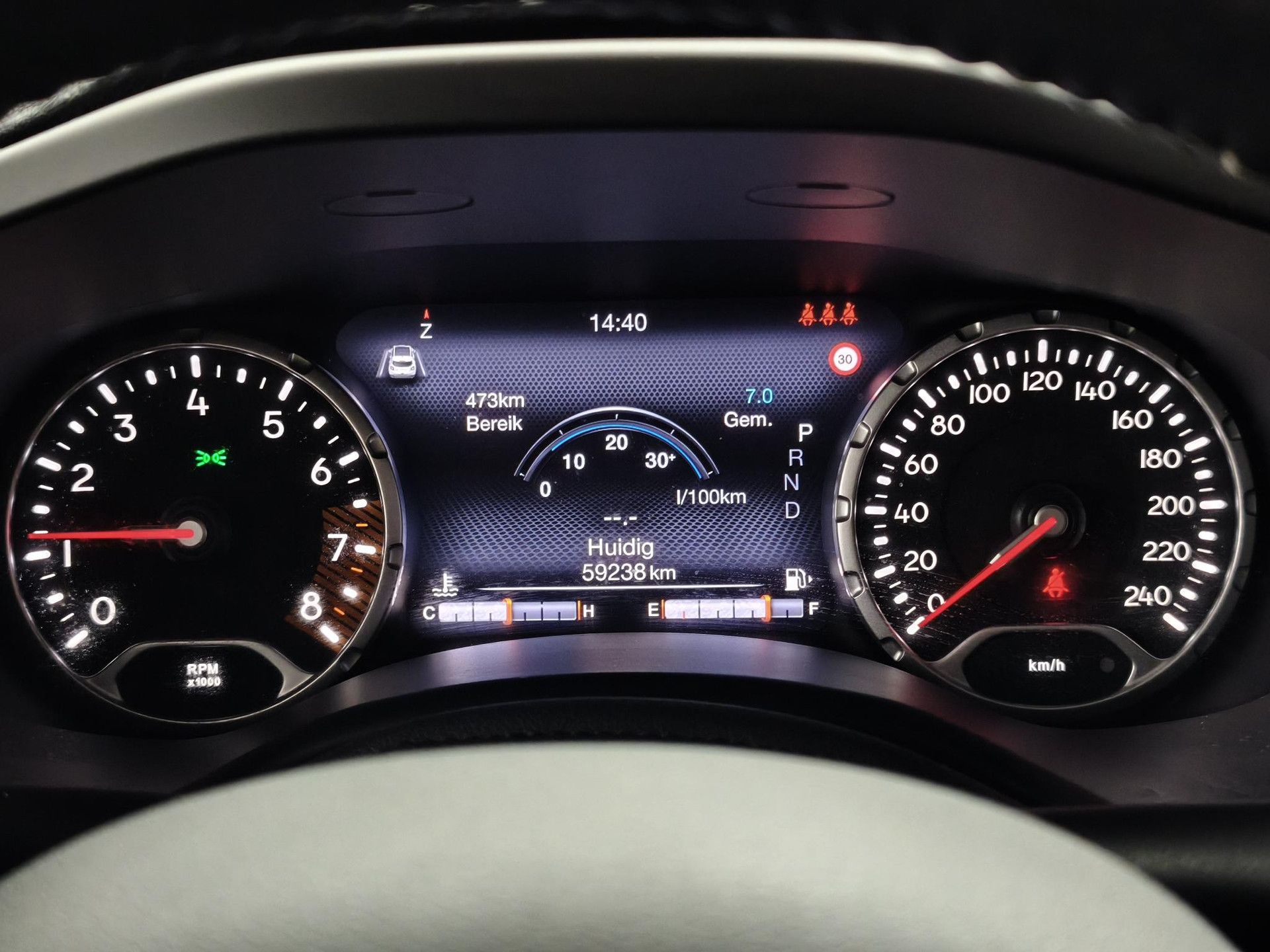Jeep Renegade met kenteken L-043-DZ – dashboard