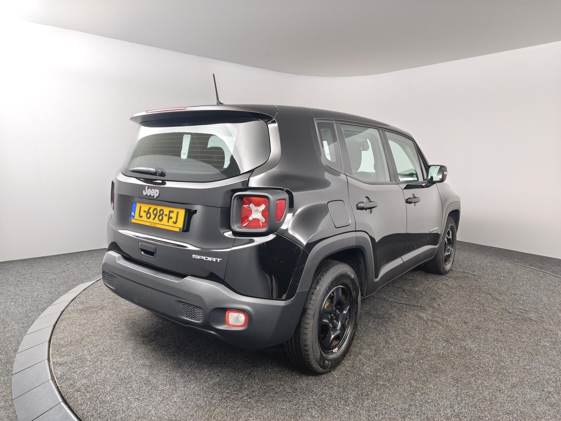 Jeep Renegade met kenteken L-698-FJ – achteraanzicht