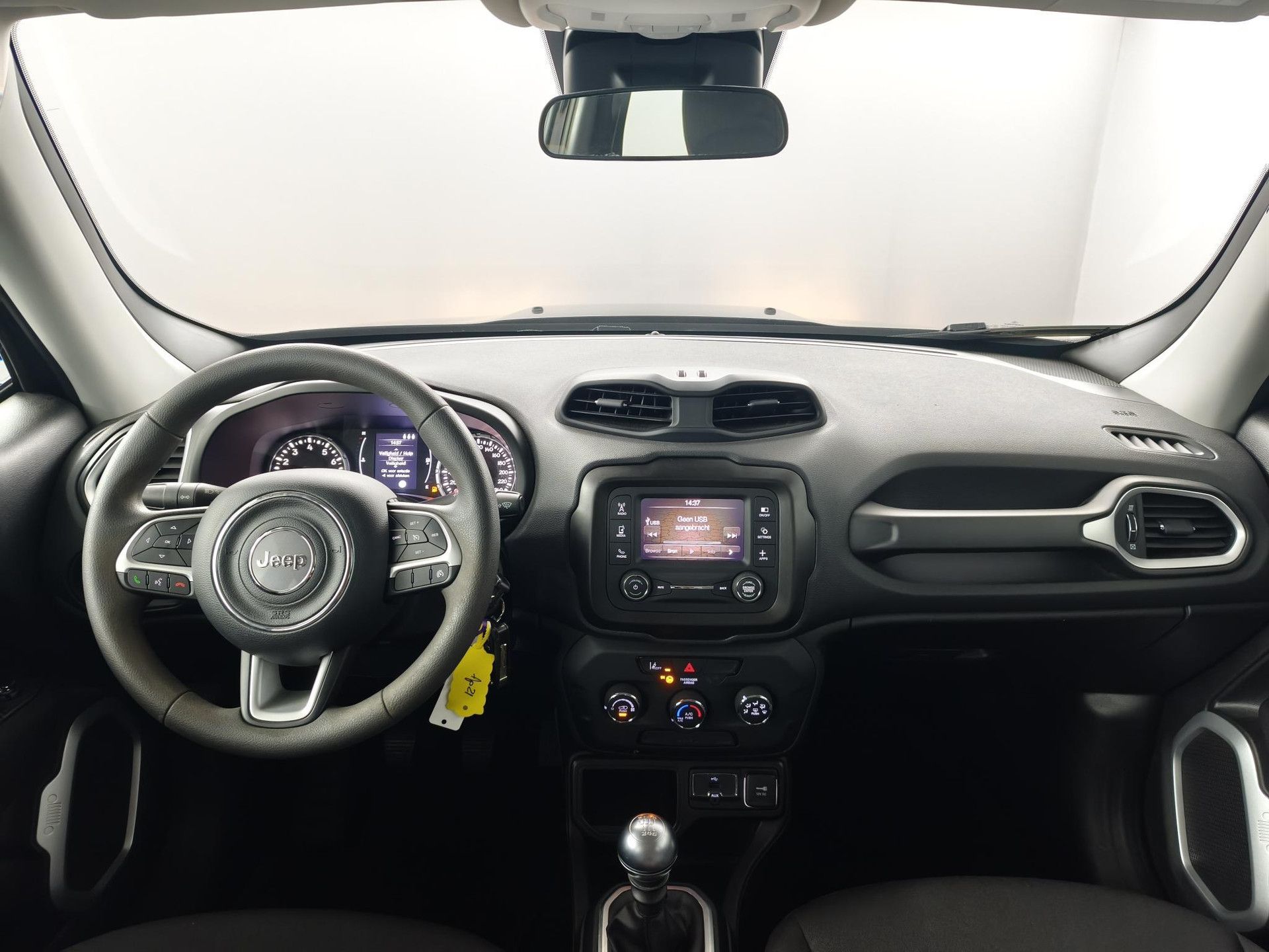 Jeep Renegade met kenteken L-698-FJ – interieur