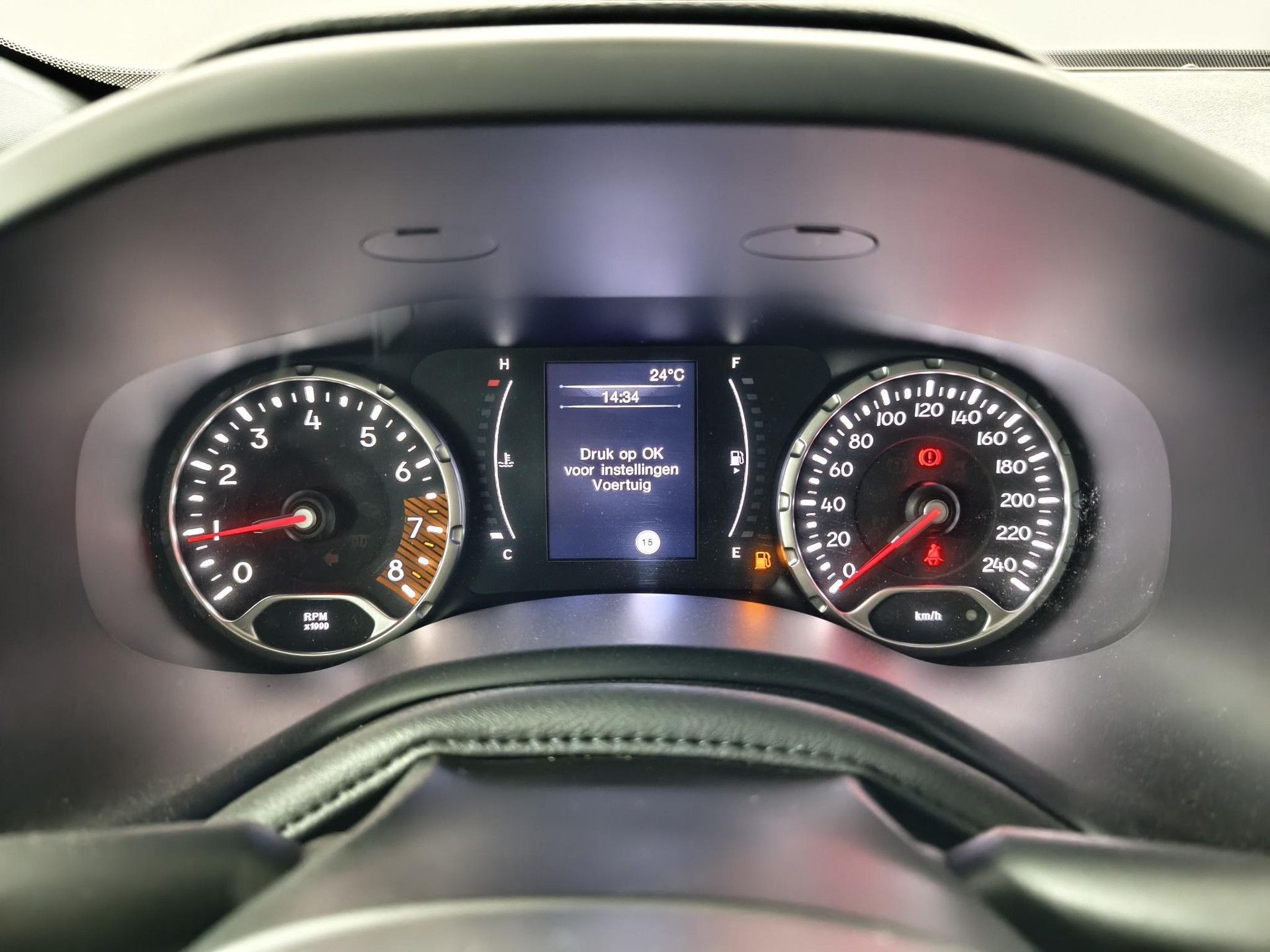 Jeep Renegade met kenteken L-698-FJ – dashboard