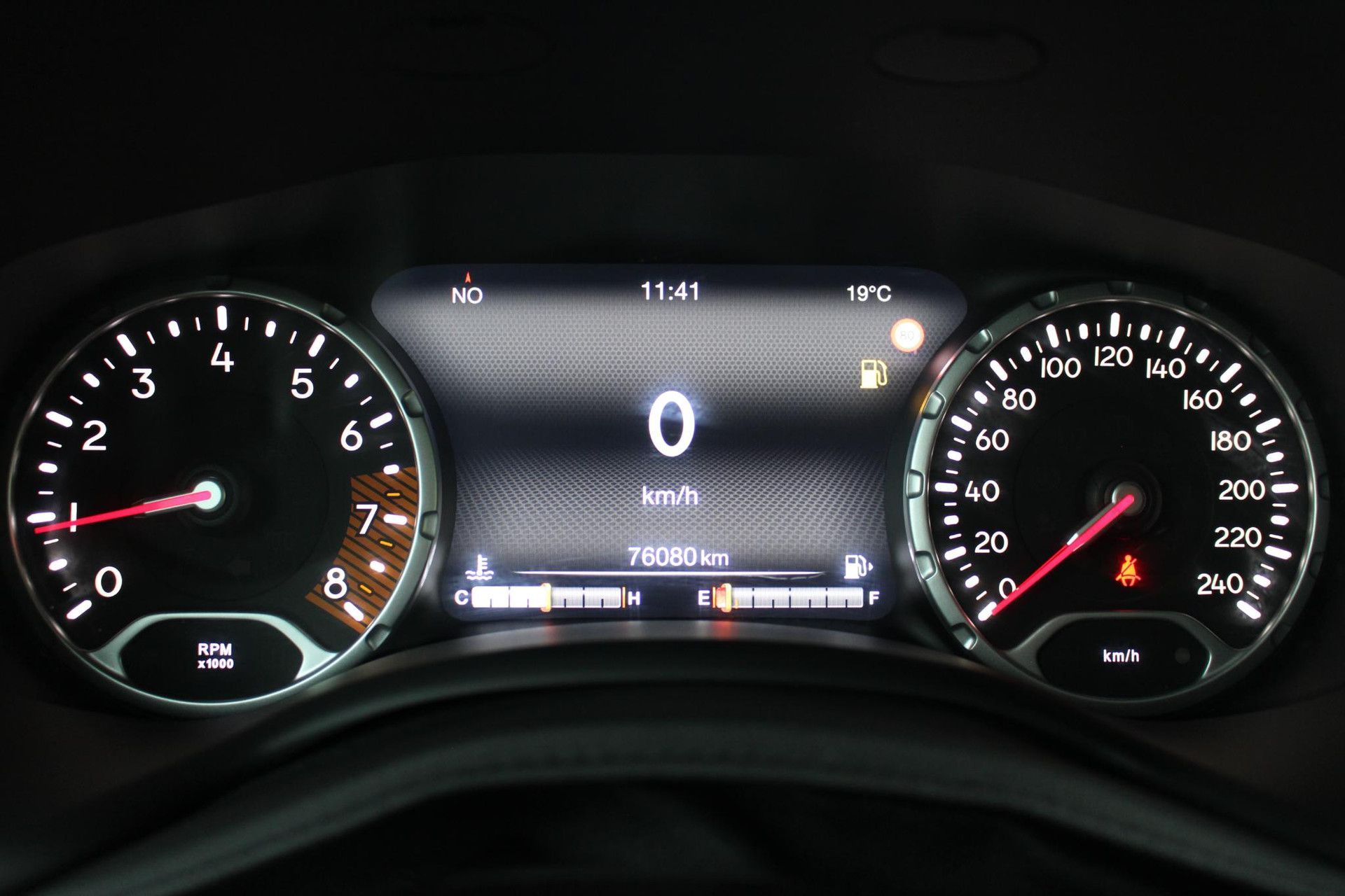 Jeep Renegade met kenteken TS-423-K – interieur