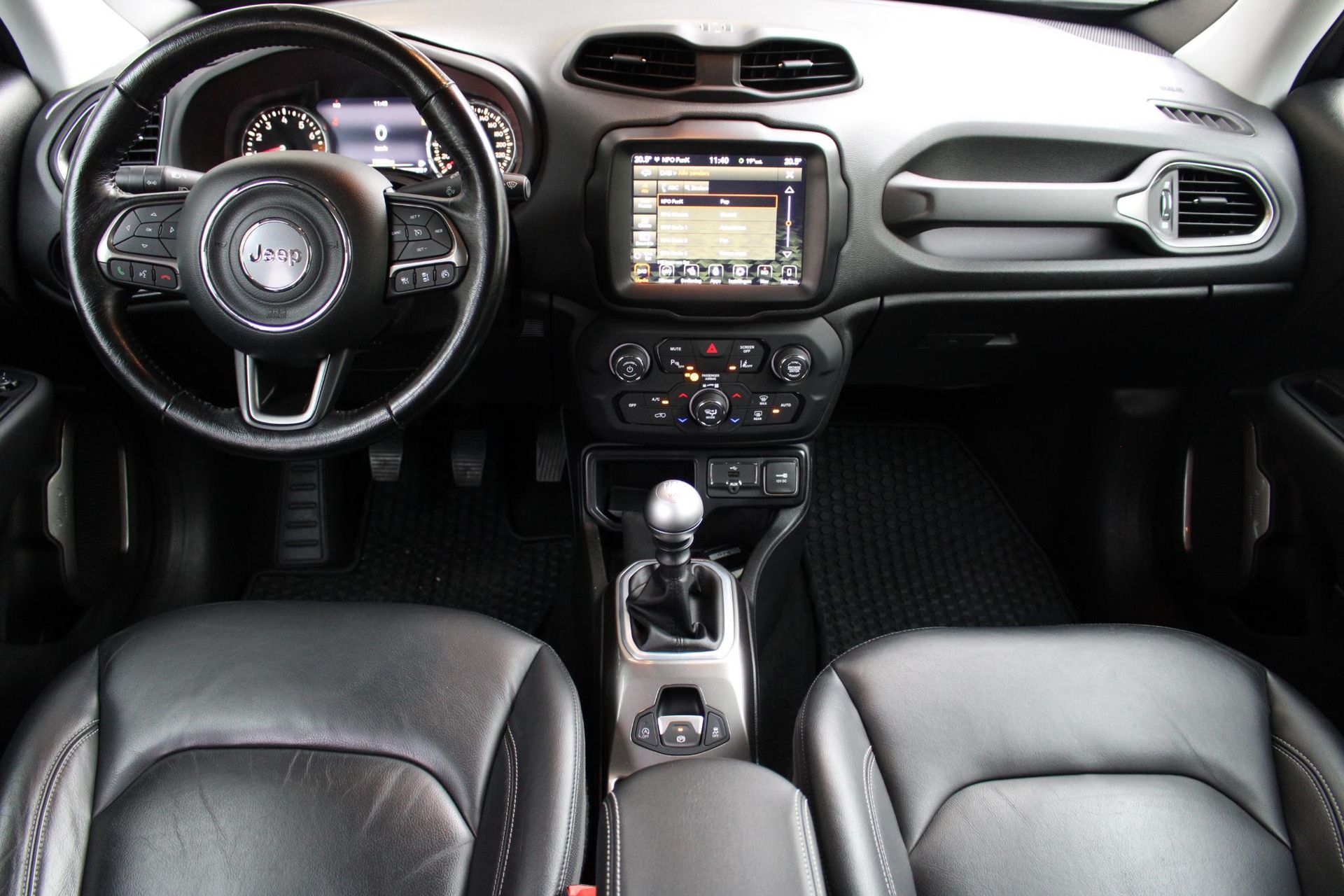 Jeep Renegade met kenteken TS-423-K – dashboard