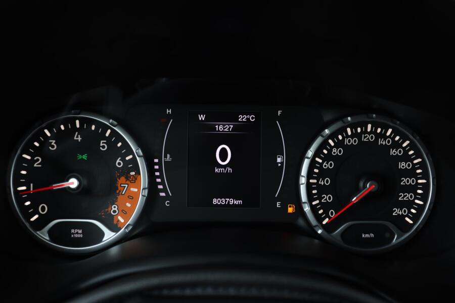 Jeep Renegade met kenteken V-162-FS – dashboard