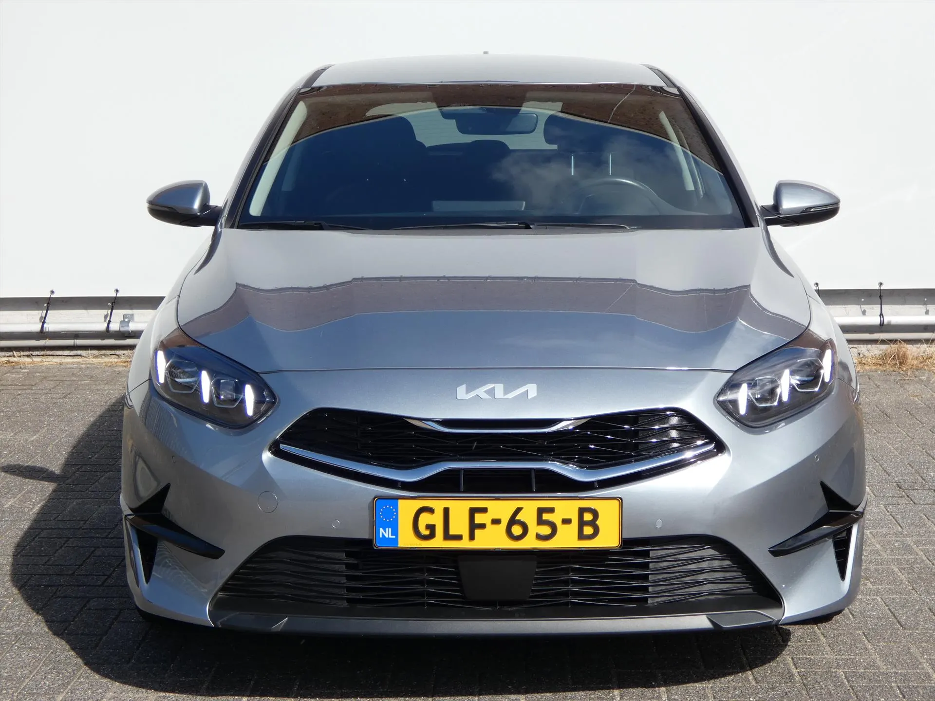 Kia Ceed met kenteken GLF-65-B – achteraanzicht