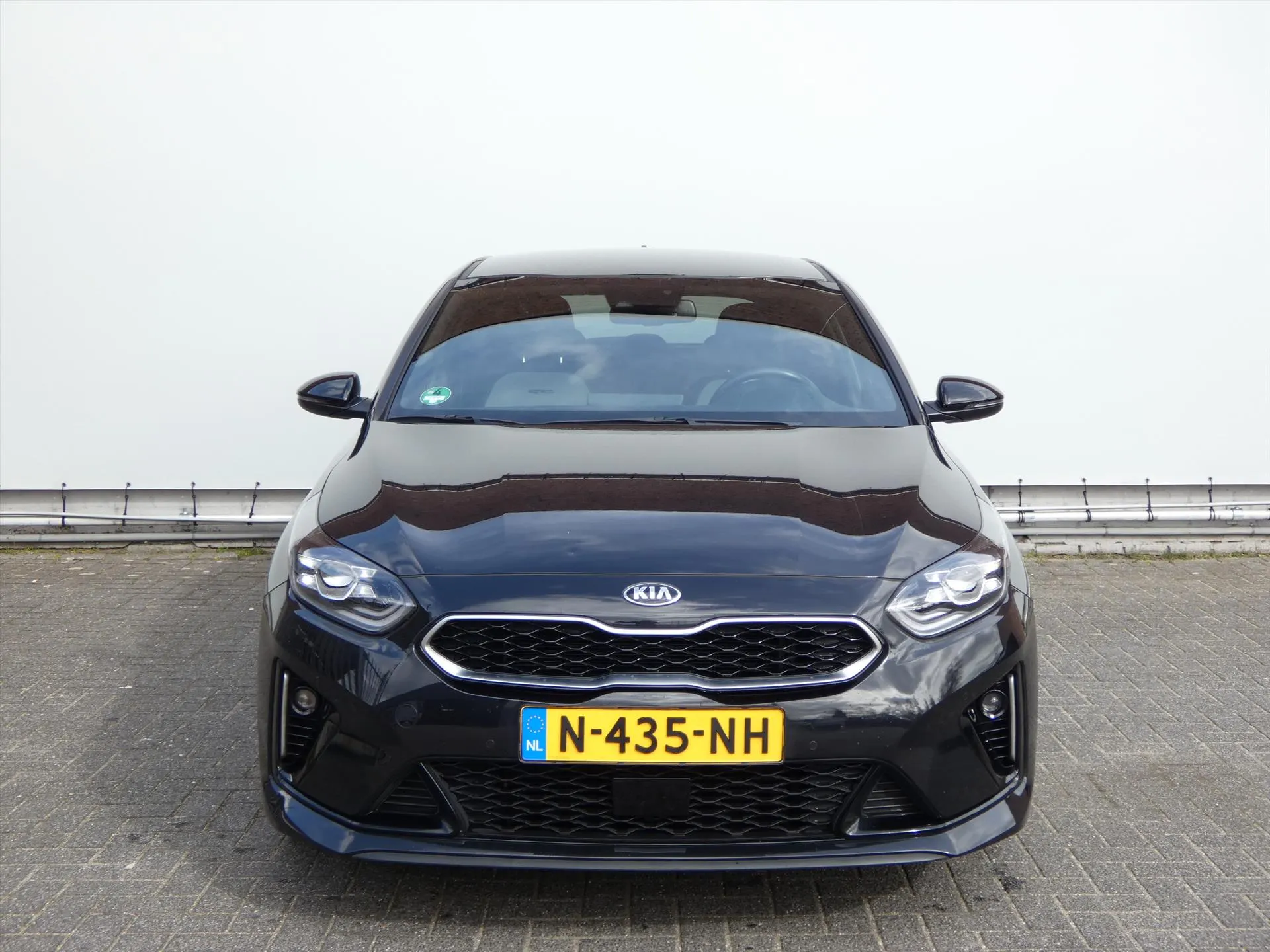 Kia Ceed met kenteken N-435-NH – achteraanzicht