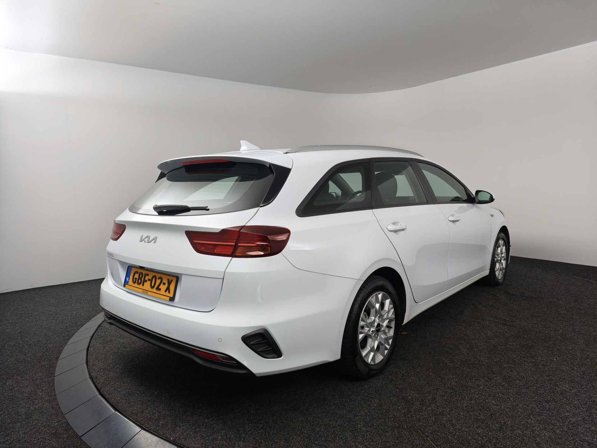 Kia CeedSportswagon met kenteken GBF-02-X – achteraanzicht
