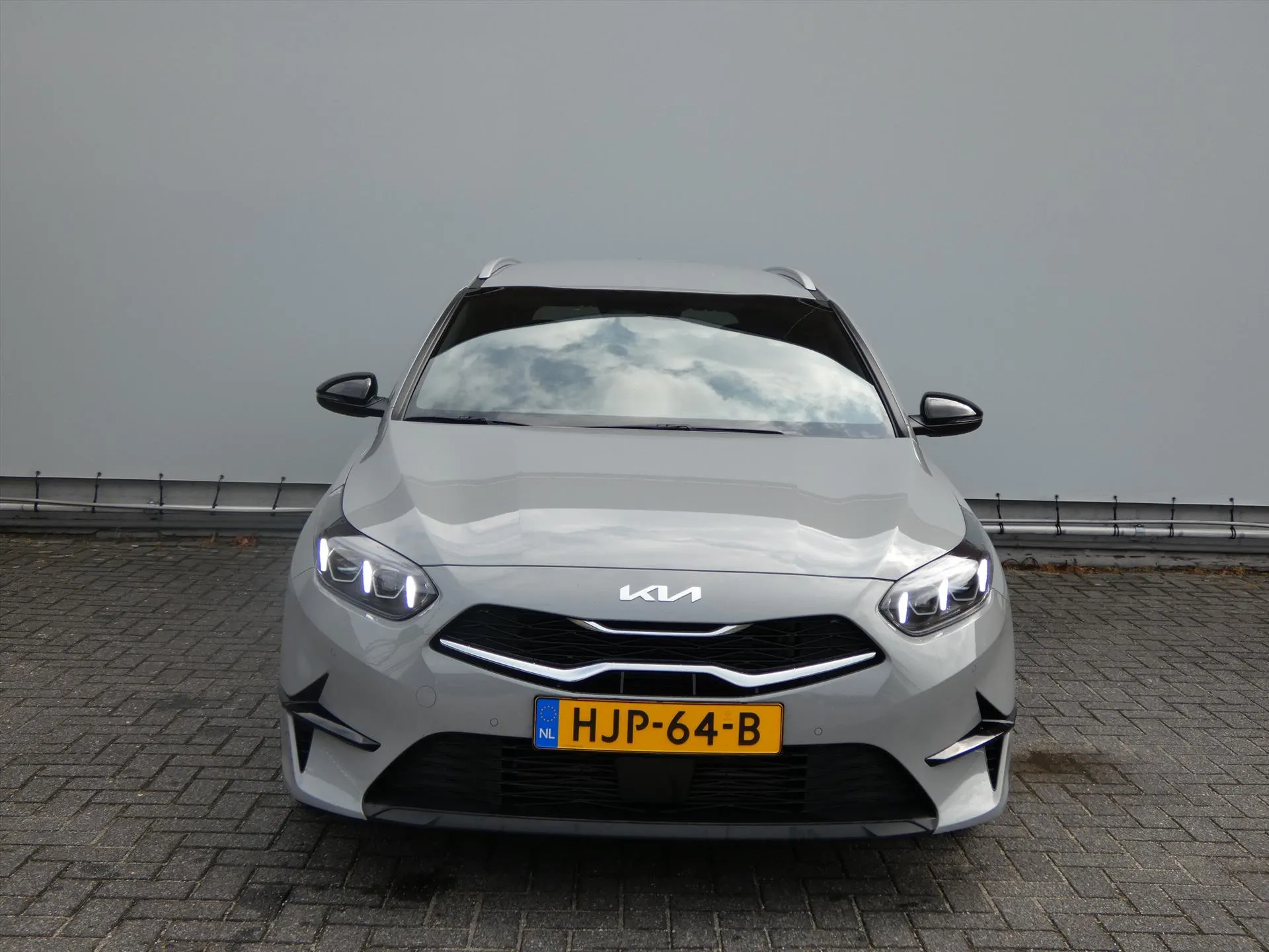 Kia CeedSportswagon met kenteken HJP-64-B – achteraanzicht