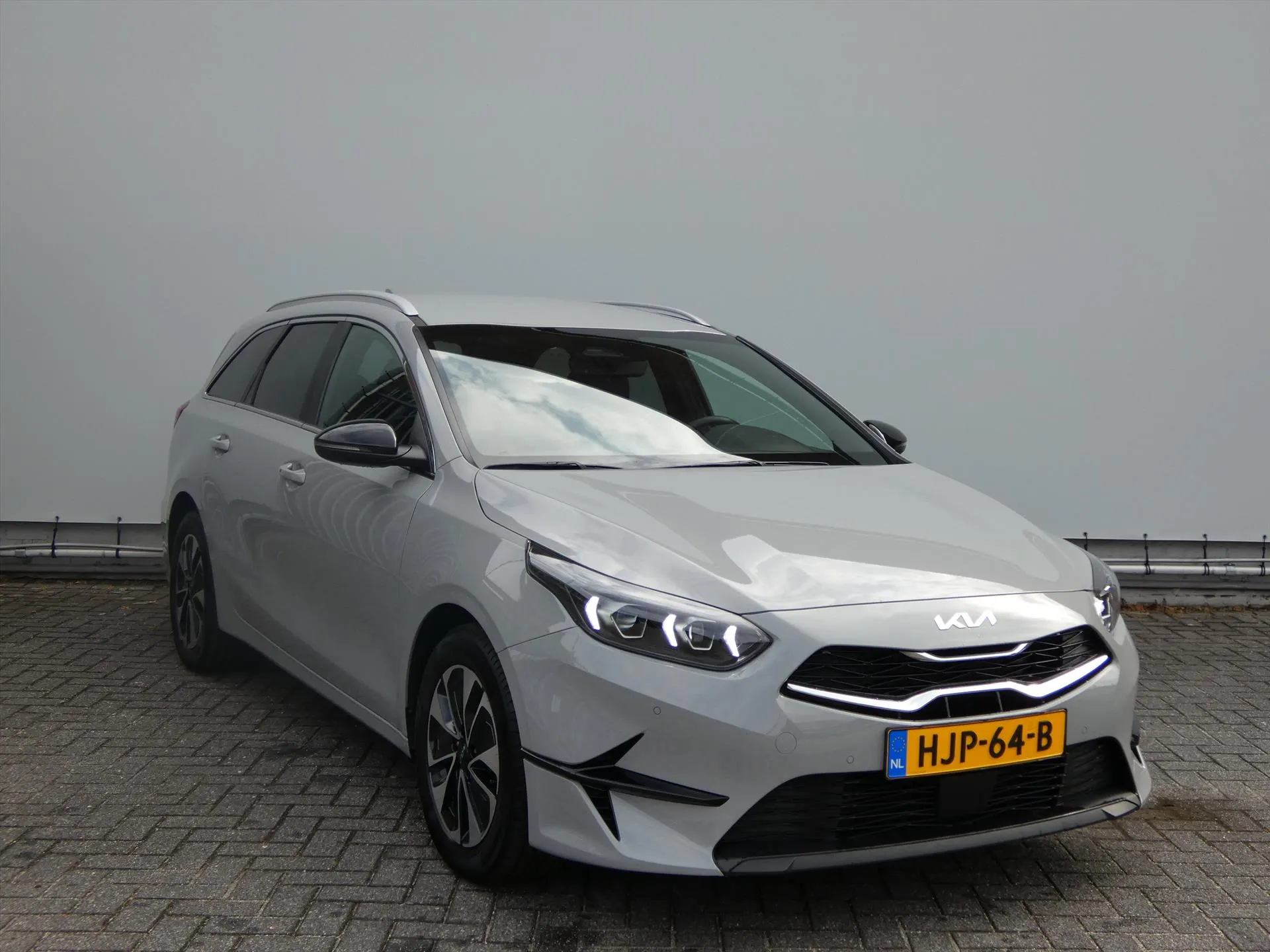 Kia CeedSportswagon met kenteken HJP-64-B – interieur