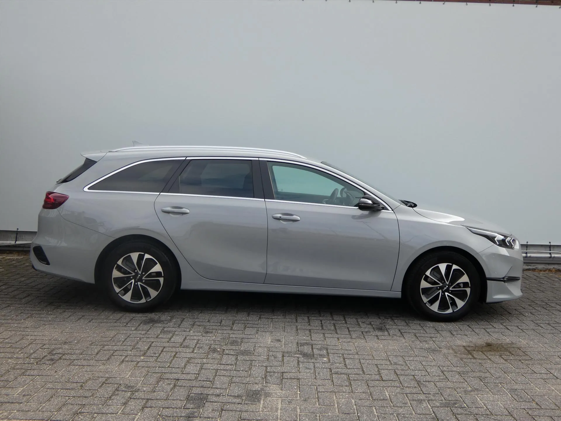 Kia CeedSportswagon met kenteken HJP-64-B – dashboard
