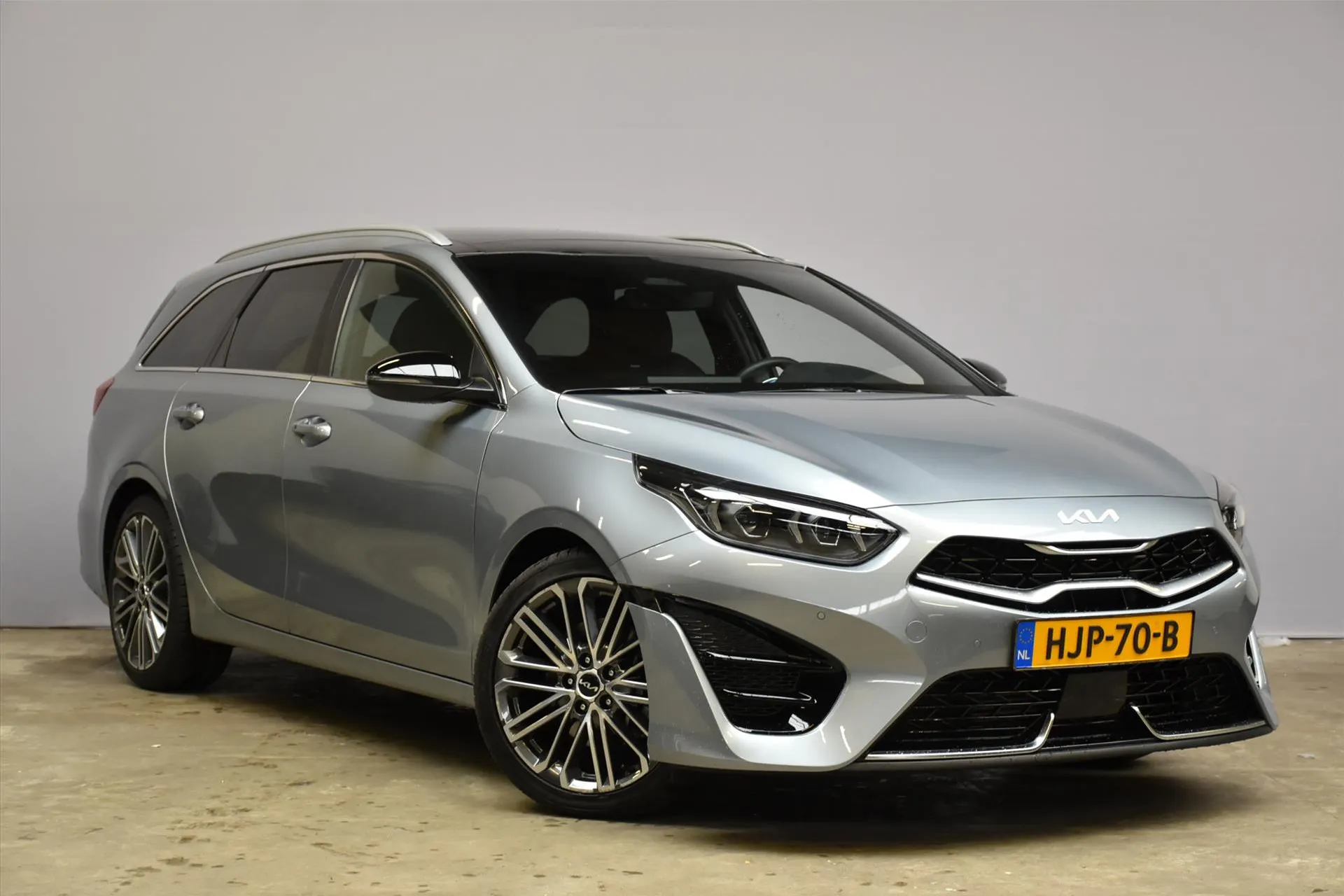 Kia CeedSportswagon met kenteken HJP-70-B – dashboard