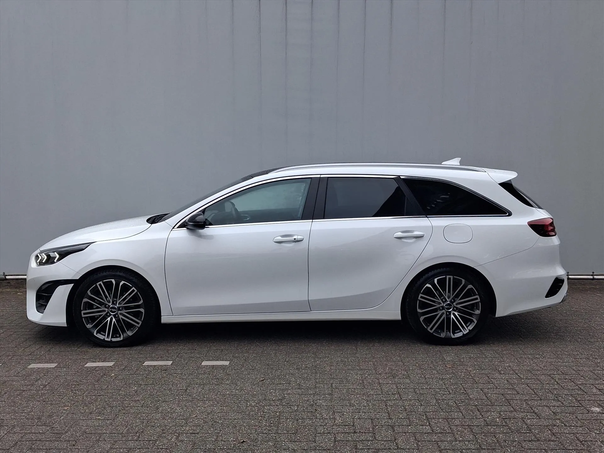 Kia CeedSportswagon met kenteken HJP-71-B – achteraanzicht