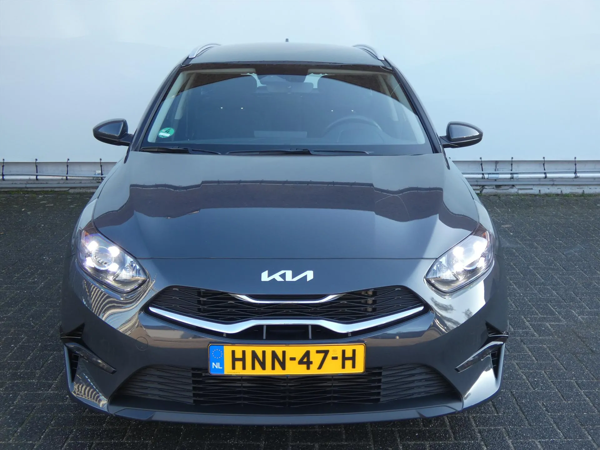 Kia CeedSportswagon met kenteken HNN-47-H – achteraanzicht