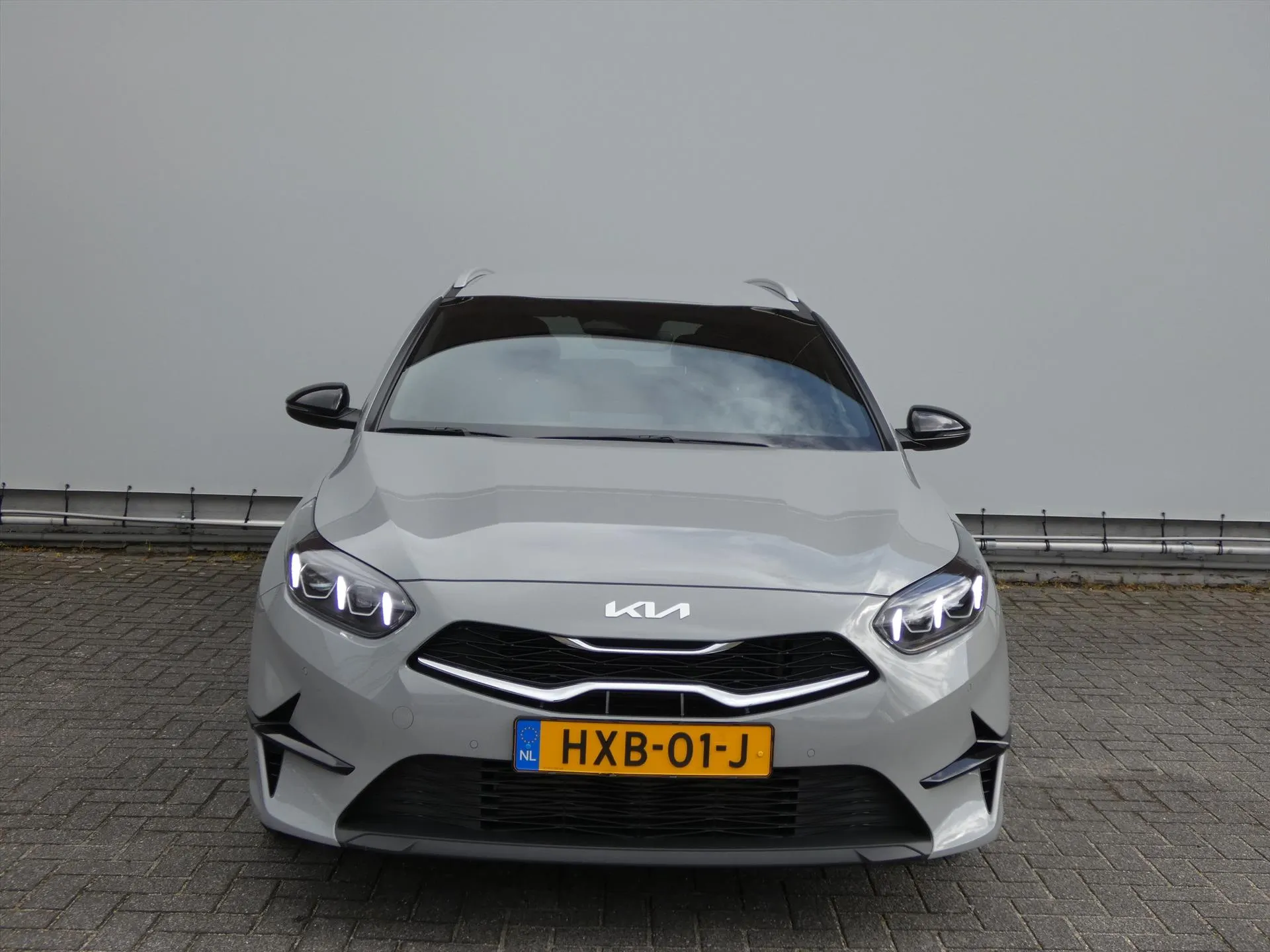 Kia CeedSportswagon met kenteken HXB-01-J – achteraanzicht