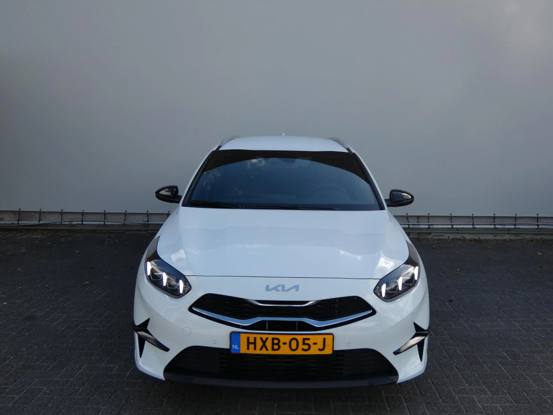 Kia CeedSportswagon met kenteken HXB-05-J – achteraanzicht