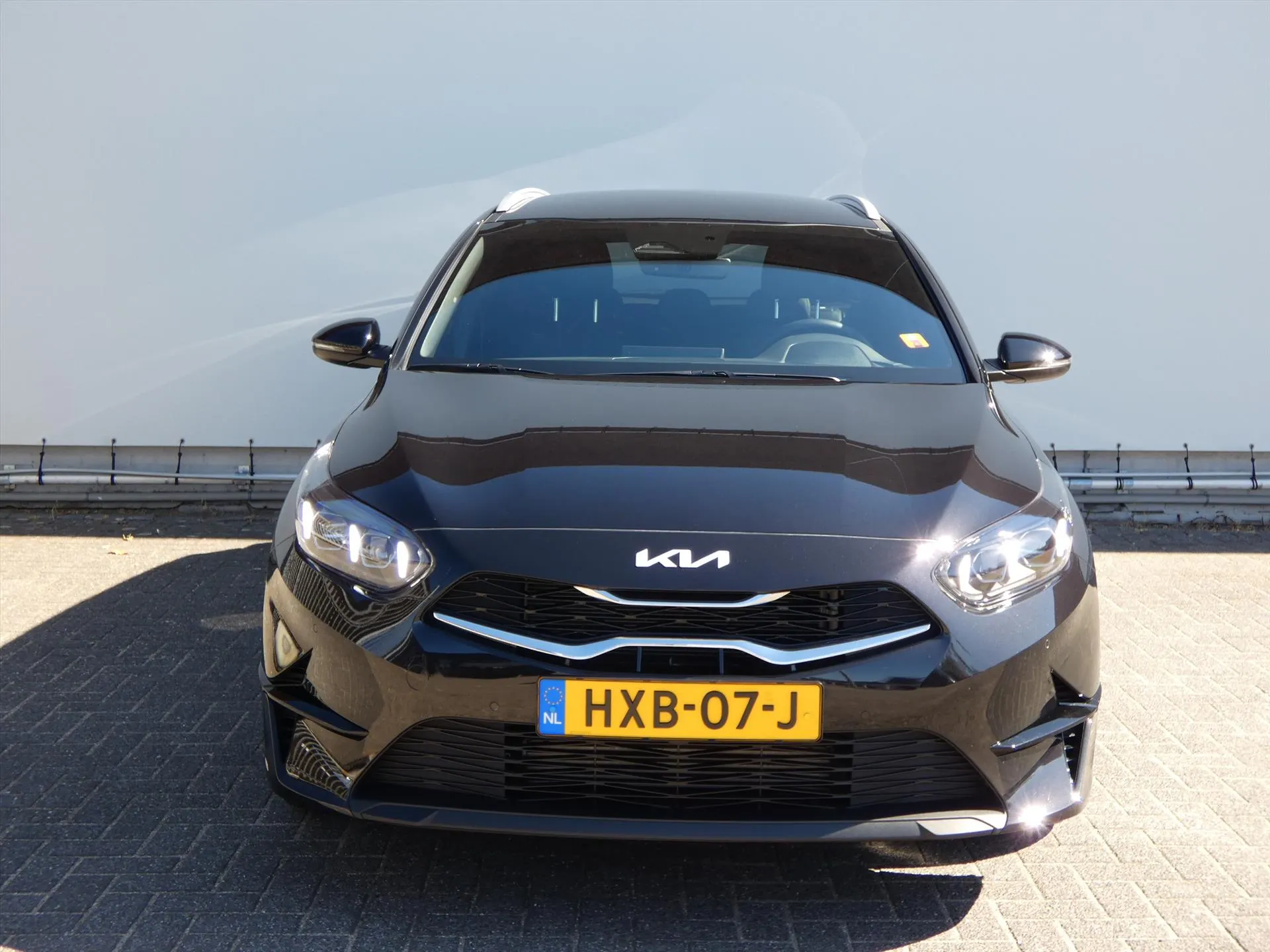 Kia CeedSportswagon met kenteken HXB-07-J – achteraanzicht