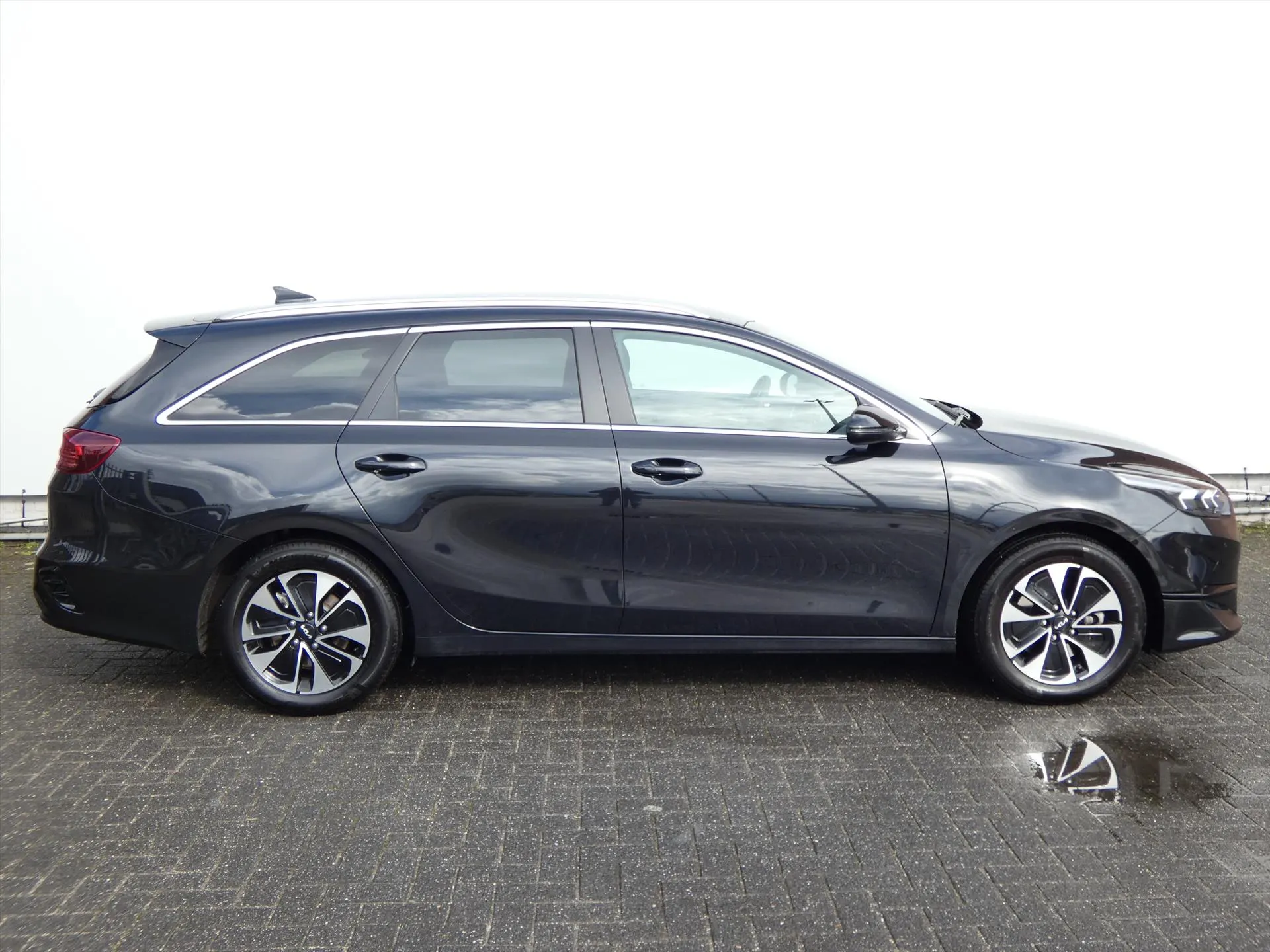 Kia CeedSportswagon met kenteken HXB-13-J – dashboard