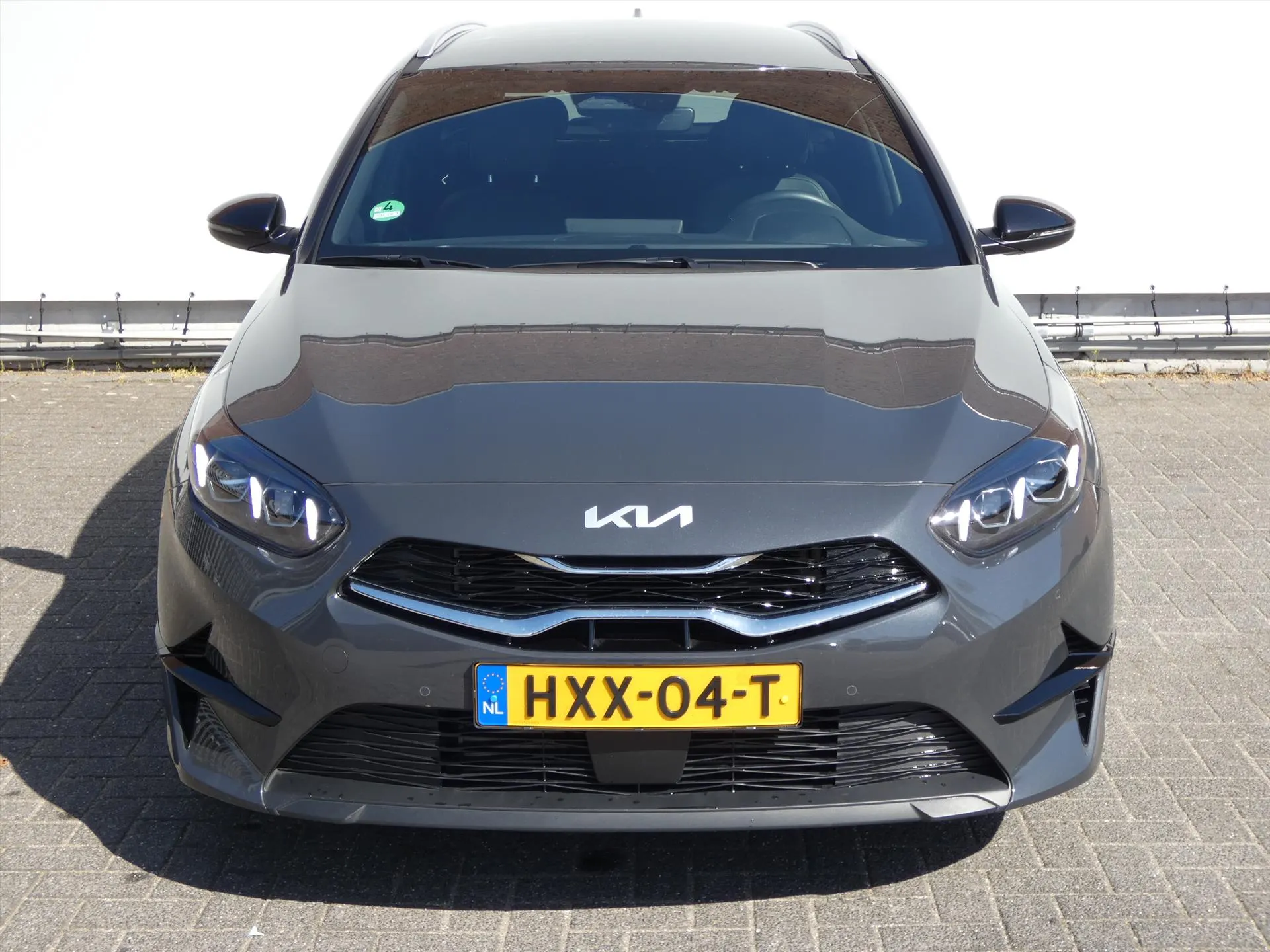 Kia CeedSportswagon met kenteken HXX-04-T – achteraanzicht