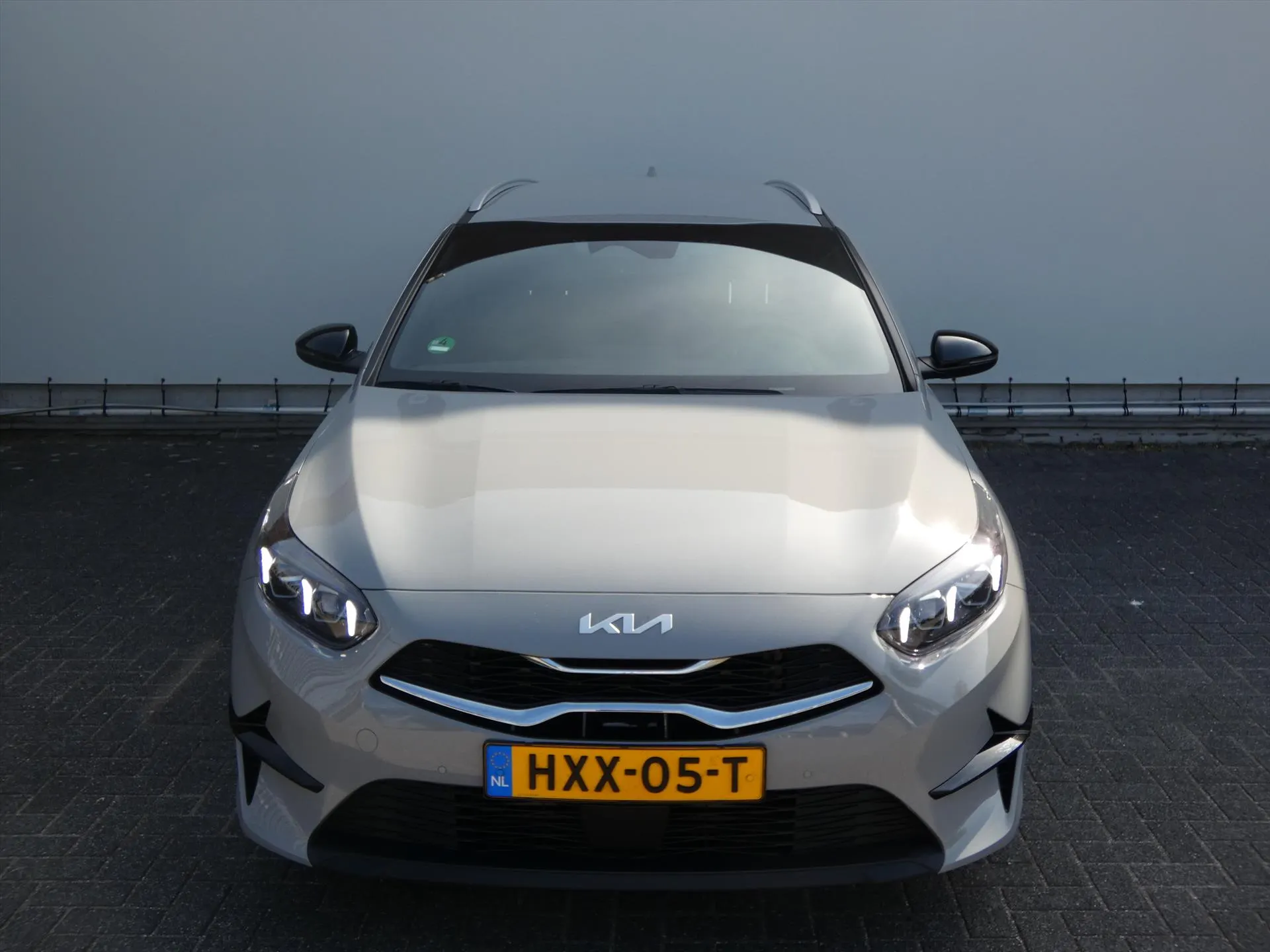 Kia CeedSportswagon met kenteken HXX-05-T – achteraanzicht