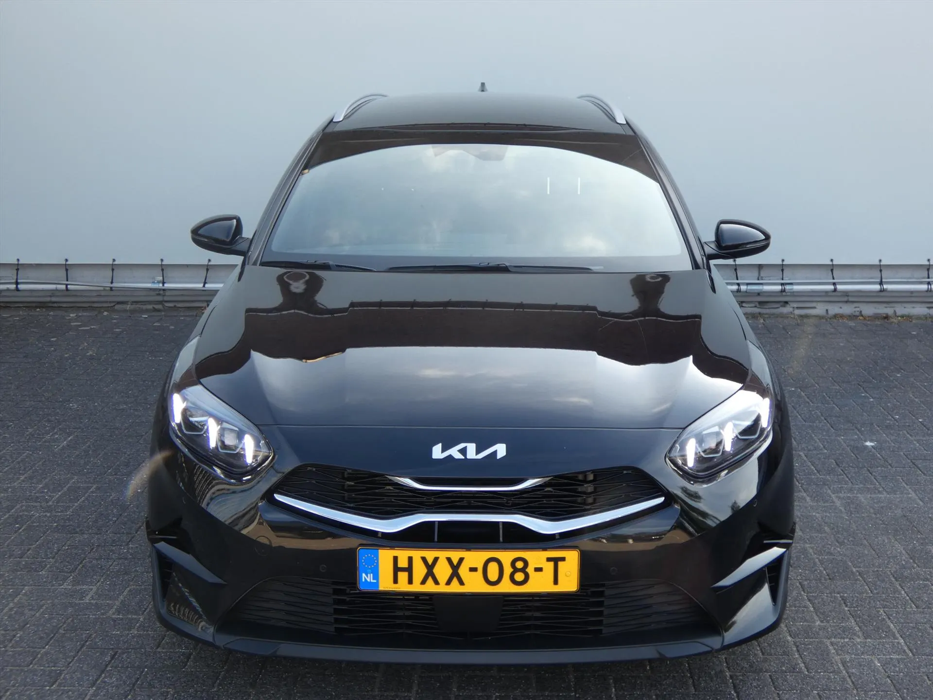 Kia CeedSportswagon met kenteken HXX-08-T – achteraanzicht