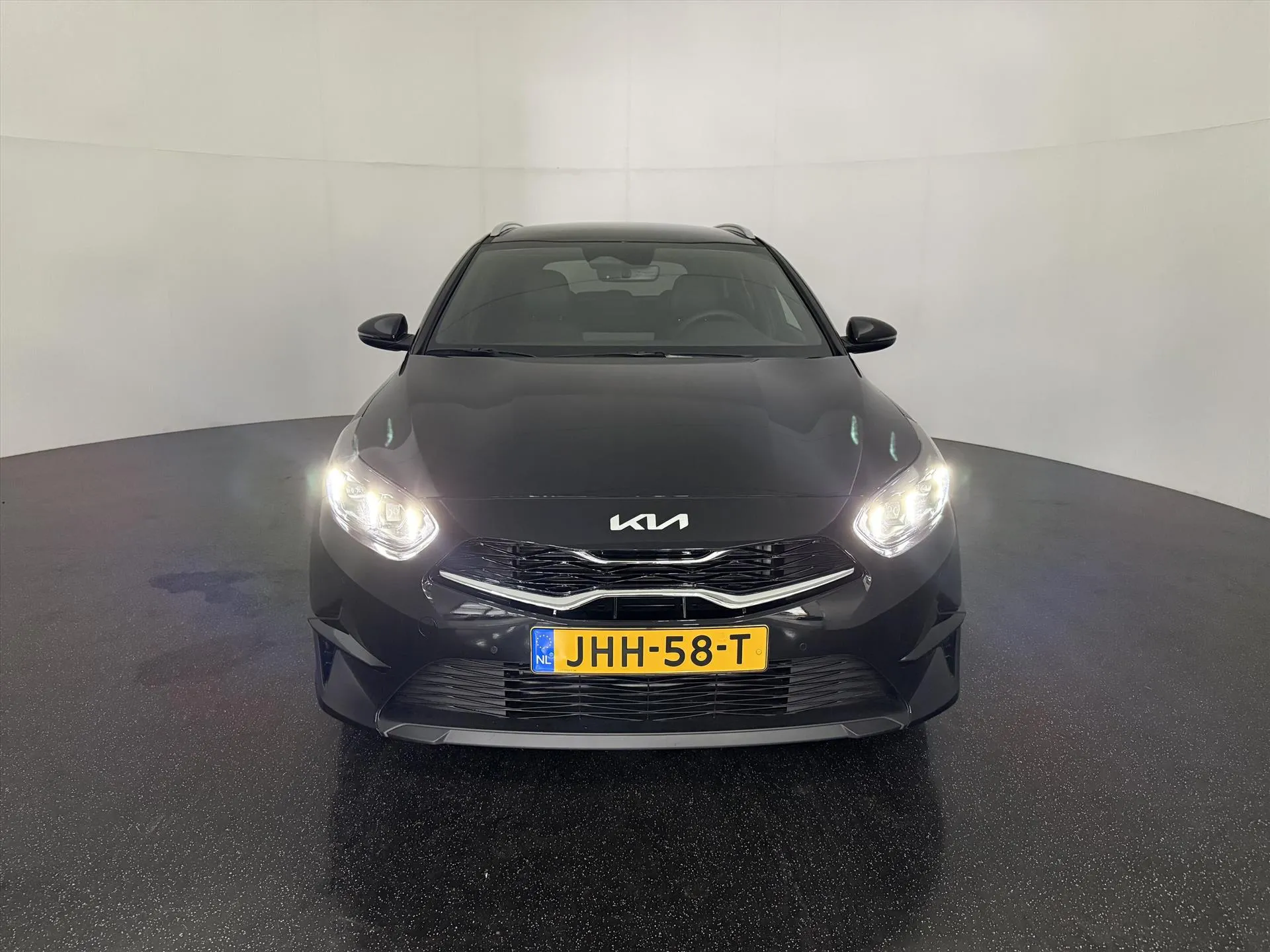 Kia CeedSportswagon met kenteken JHH-58-T – achteraanzicht