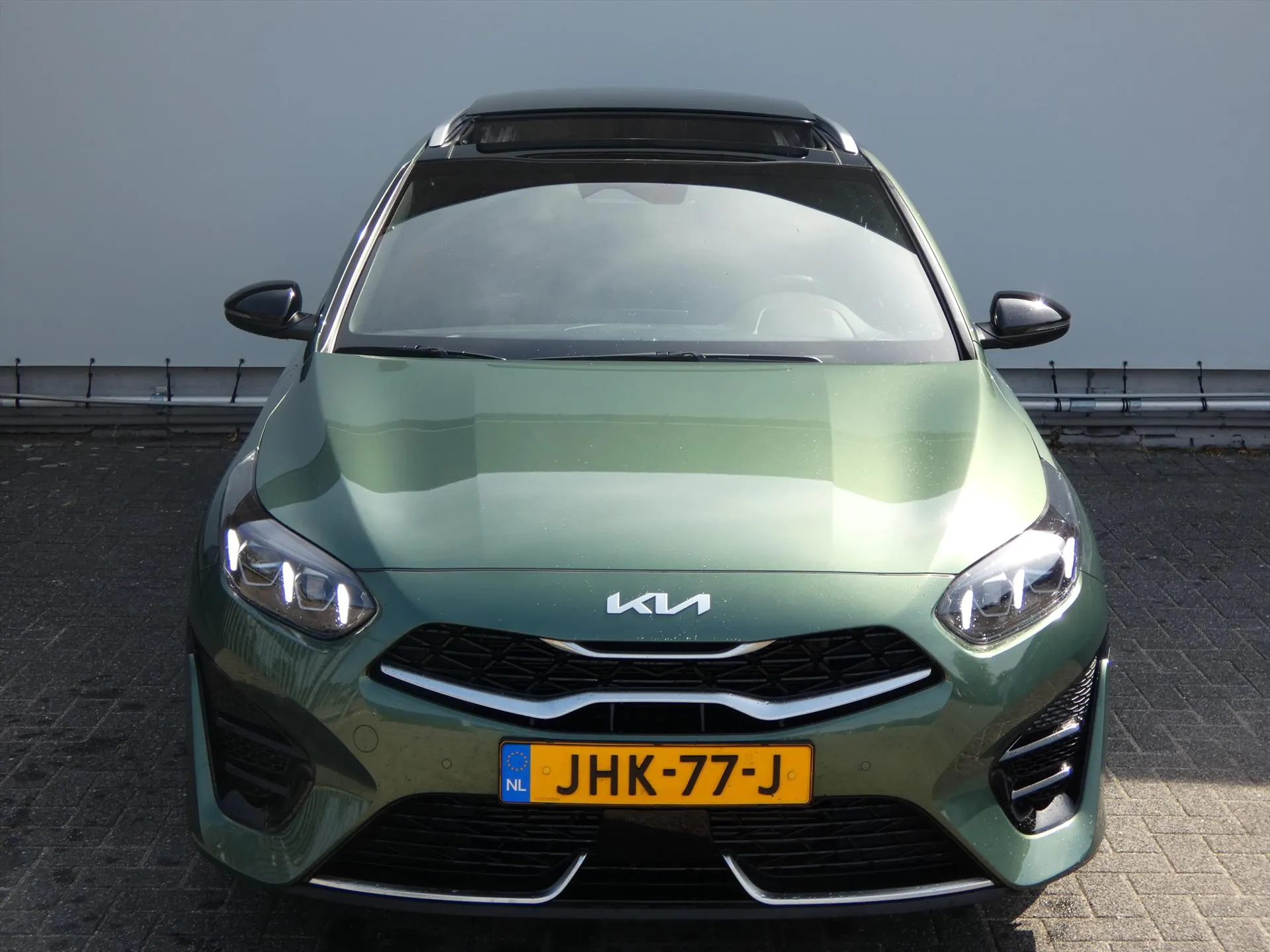 Kia CeedSportswagon met kenteken JHK-77-J – achteraanzicht