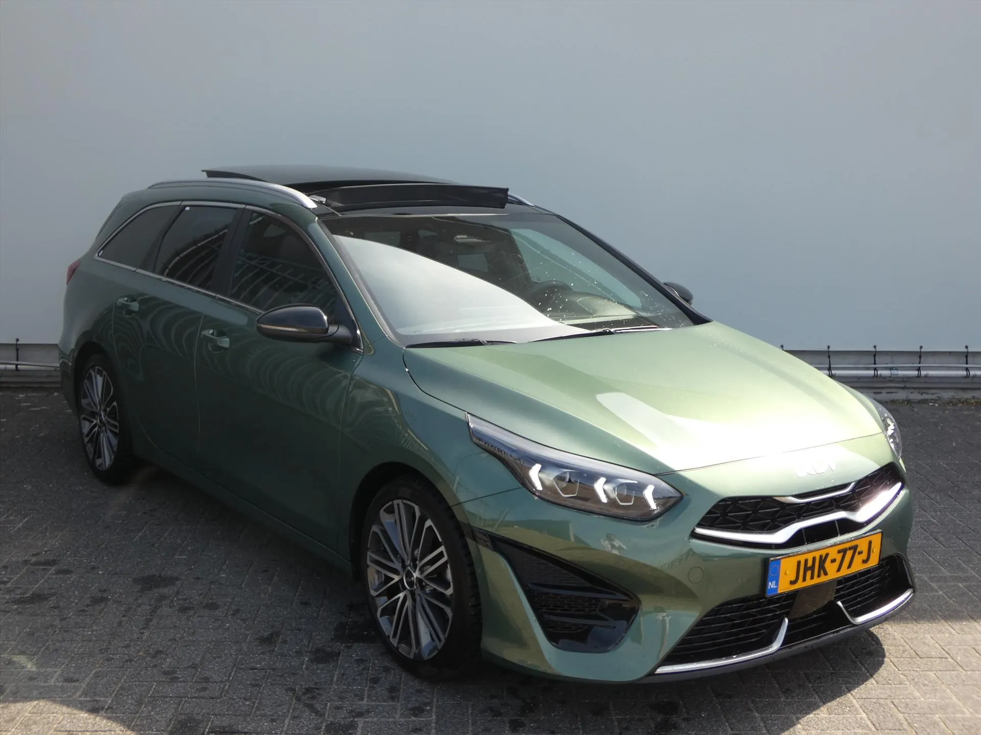 Kia CeedSportswagon met kenteken JHK-77-J – interieur