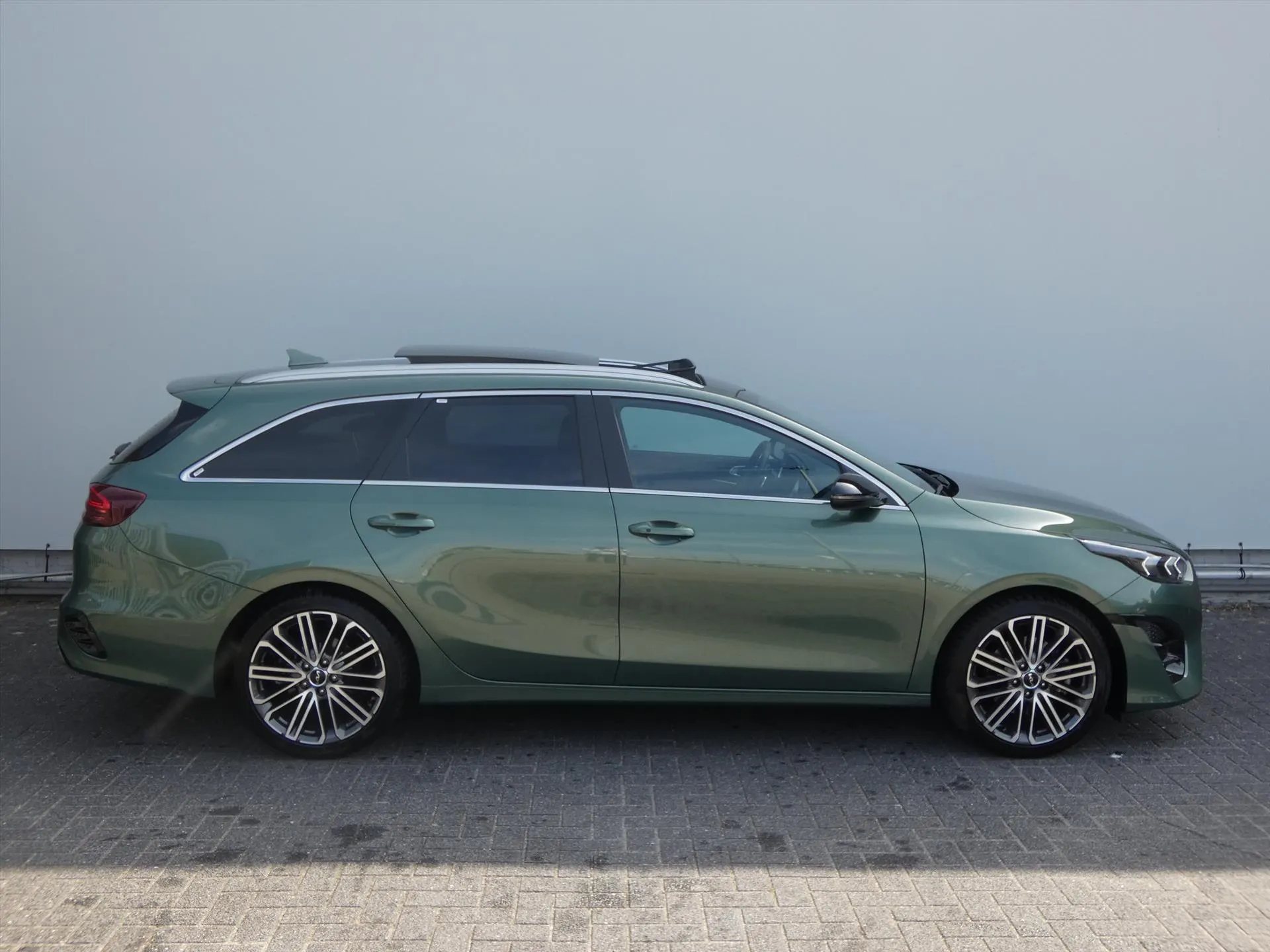 Kia CeedSportswagon met kenteken JHK-77-J – dashboard