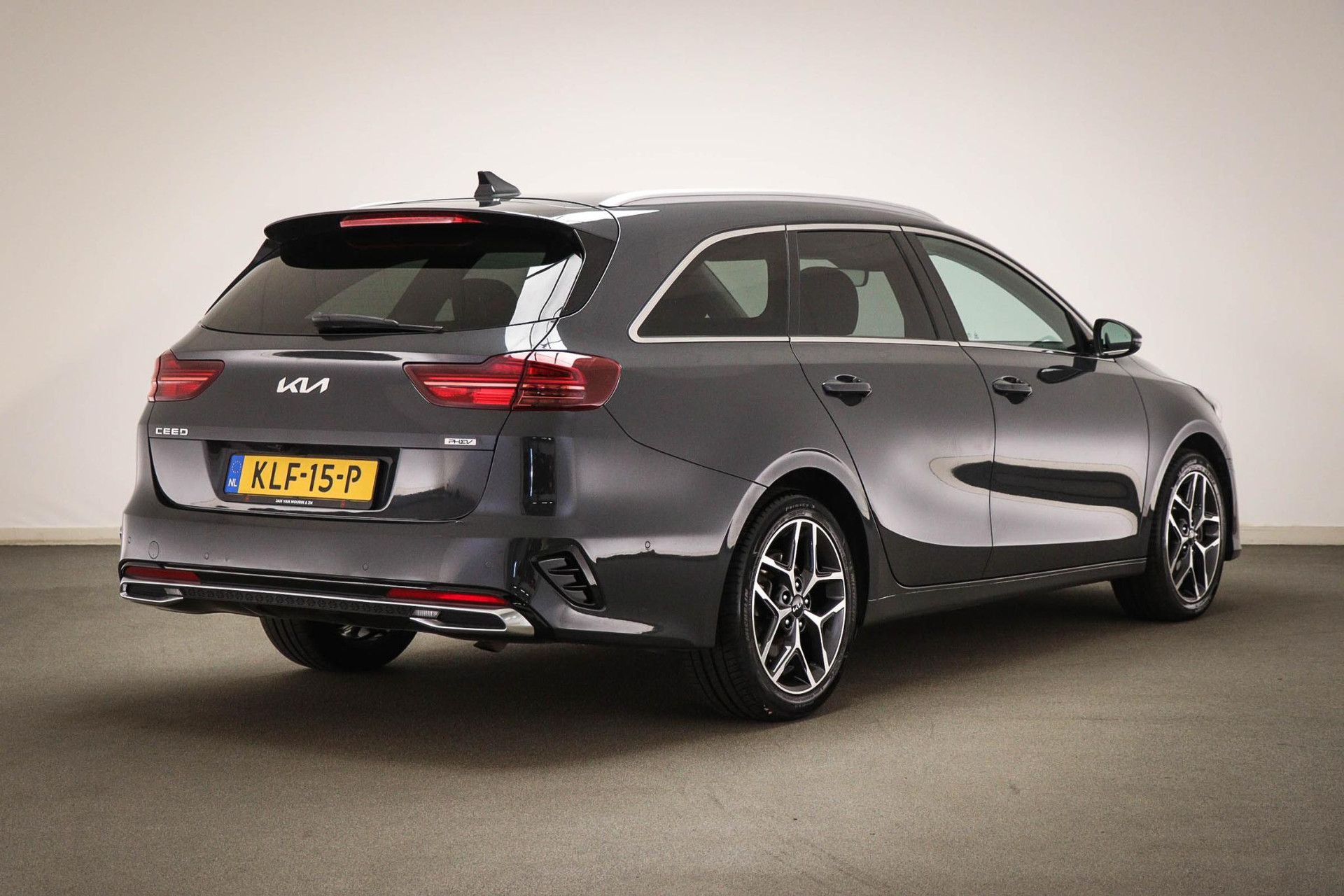 Kia CeedSportswagon met kenteken KLF-15-P – achteraanzicht